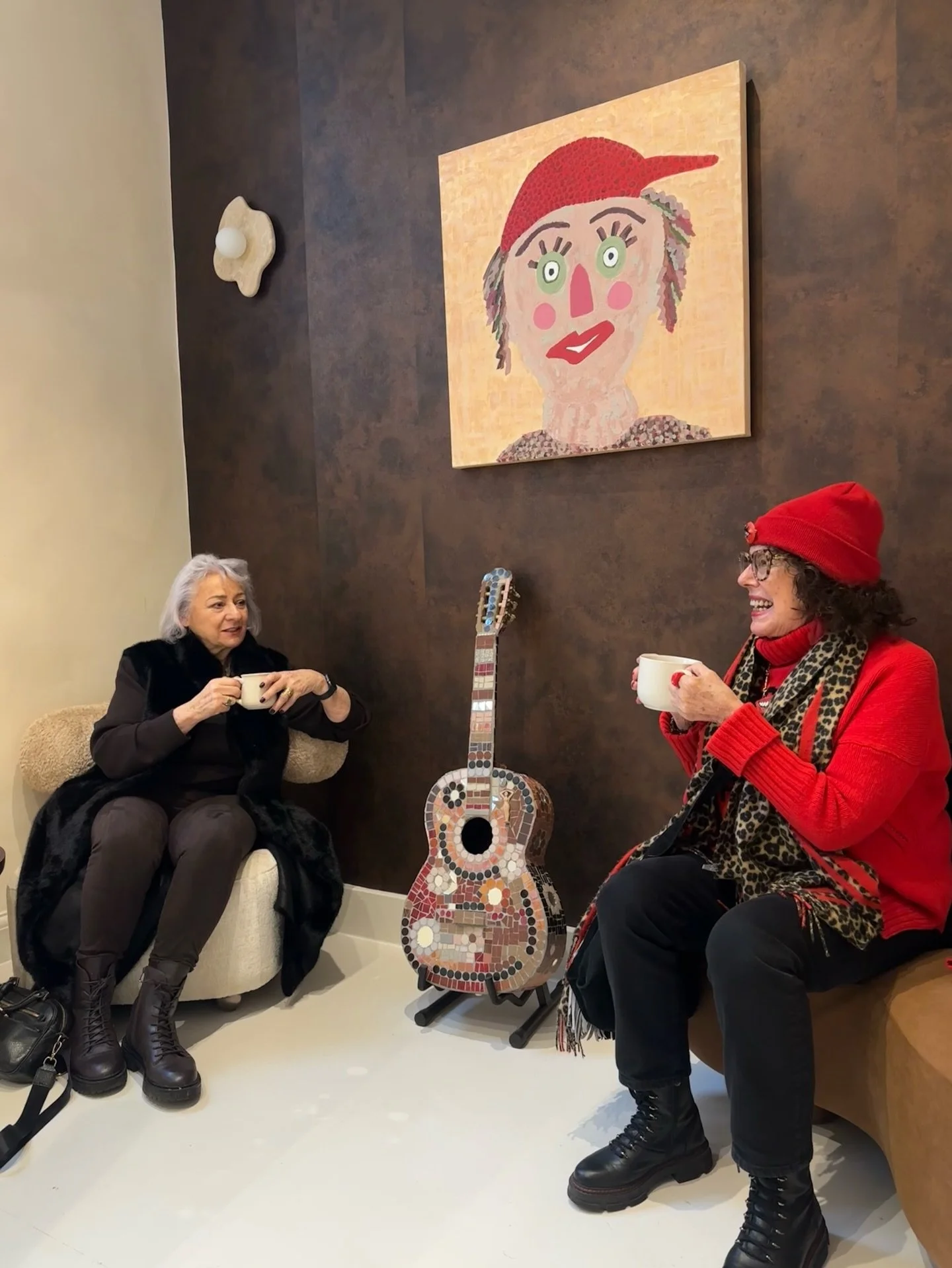 yummy hot chocolate&hellip; great coffee&hellip; lovely catch up with my favourite Auntie&hellip; beautiful surroundings&hellip; sitting with my artwork!!! #englandslane #coffeeandart #abstractart #abstractface #mosaicguitar #interiordesigners #ateli