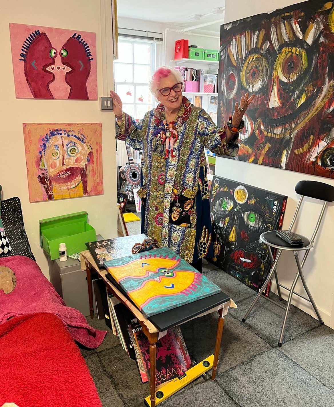 TBT remembering when the fabulous @suekreitzman visited my studio in Hampstead💖hoping she can visit me in Camden soon🙏sending loads of love to her❤️💖❤️#girlsjustwannahavefun #friendshipisprecious #artstudiolondon
