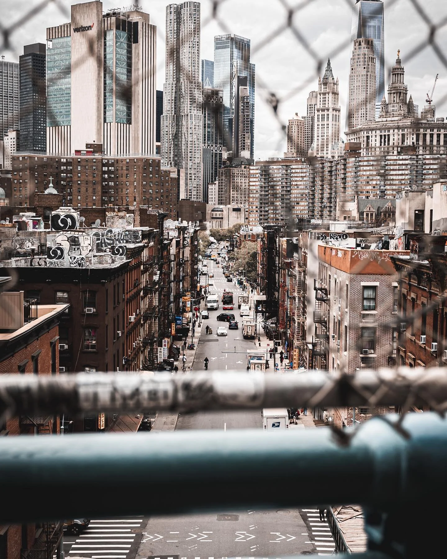 Exploring the intersection of old and new in the heart of New York City🗽

#ManhattanBridge #ChinaTown #CityLife #TravelGoals #sonyfx3 #sony2070