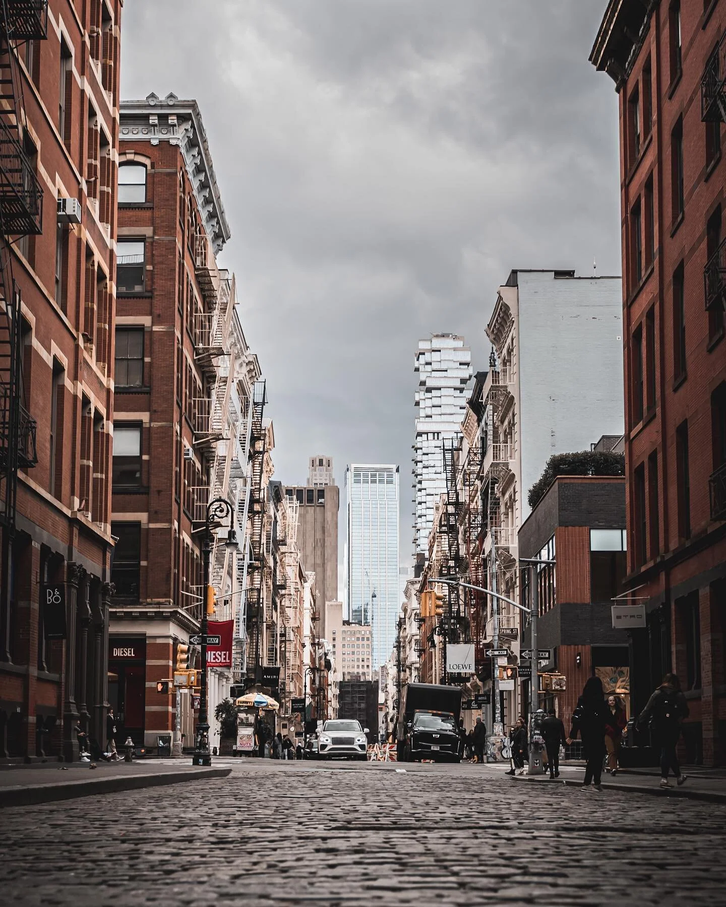 Walking the colorful streets of SoHo, where every corner is a work of art.

#newyork #soho #sohostyle #manhattan #streetphotography #sonyfx3 #sony2070