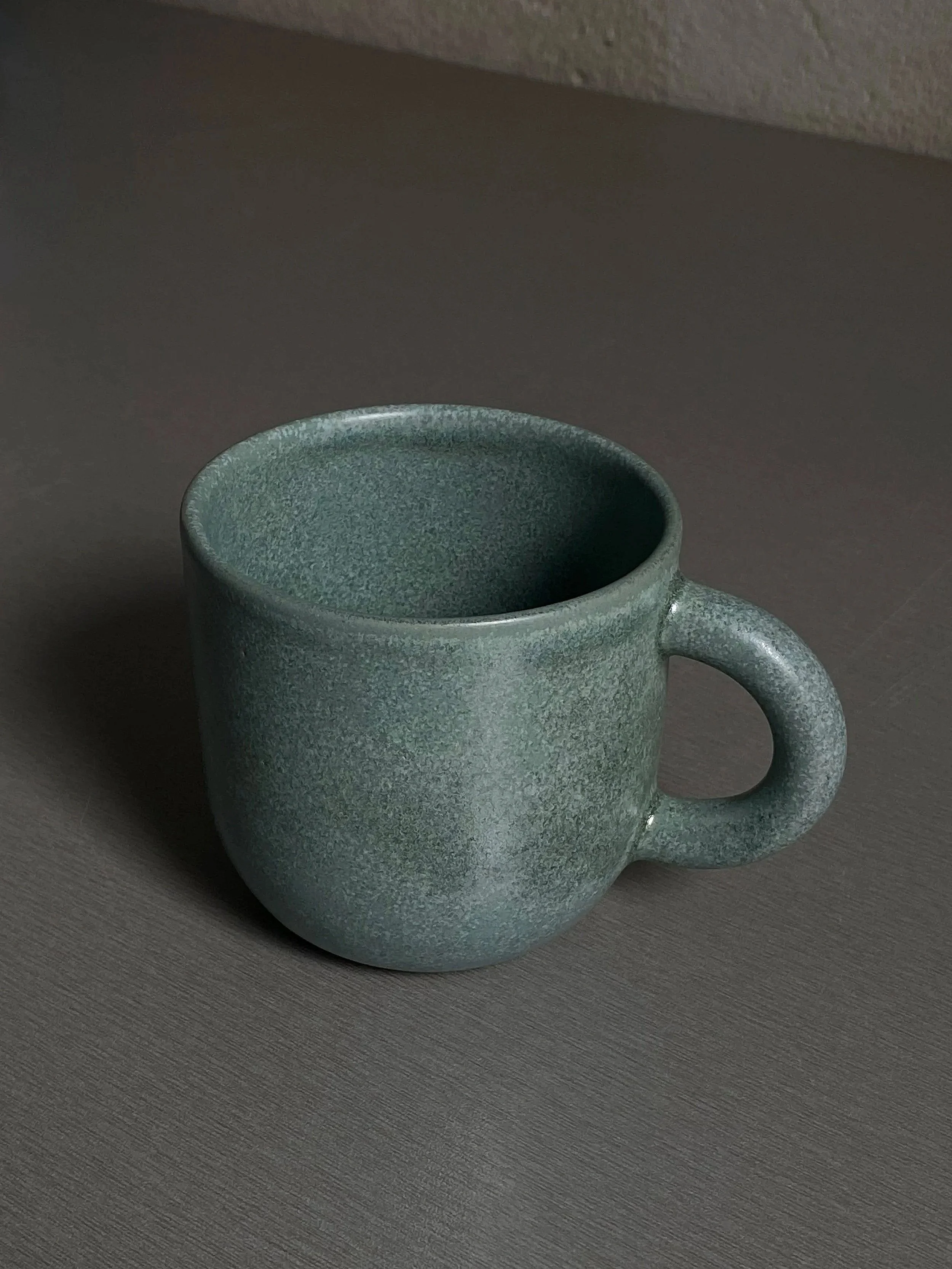 oval-mug-gorka-studio-ceramics-keramika-keramicky-hrnek-matny-hrnky-objednavka-dilna-natural-clay-mug-cappuccino-200ml-220-ml-na_kavu-kava-barevny-matovy-barevne-zeleny_3784.jpg