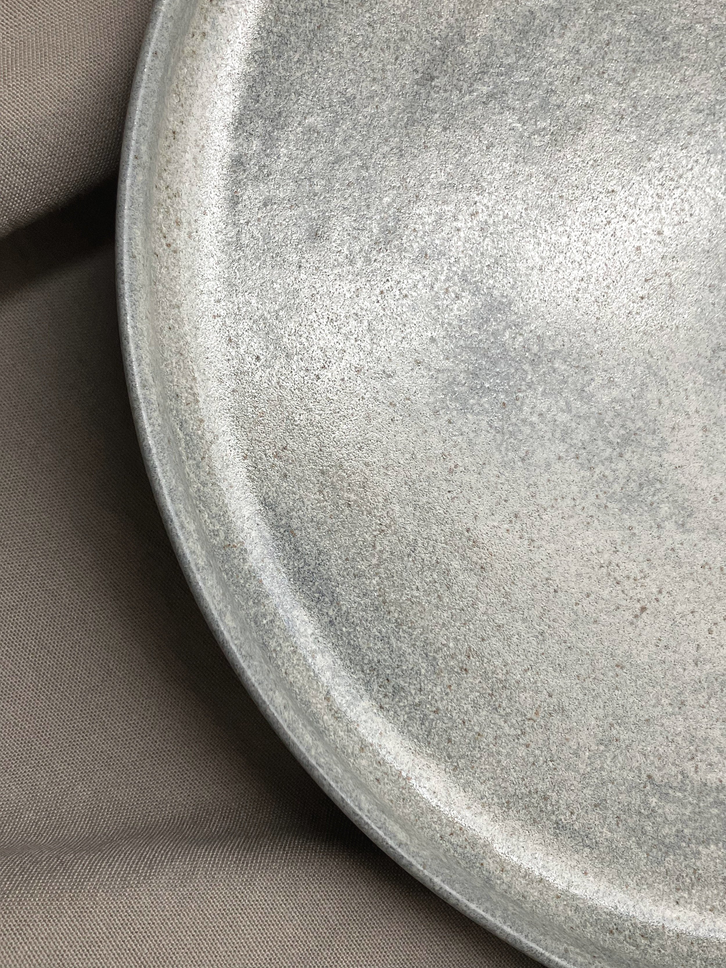 gorka-studio-ceramics-ceramic-stoneware-flat-plates-plate-grey-quartz-detail.jpg