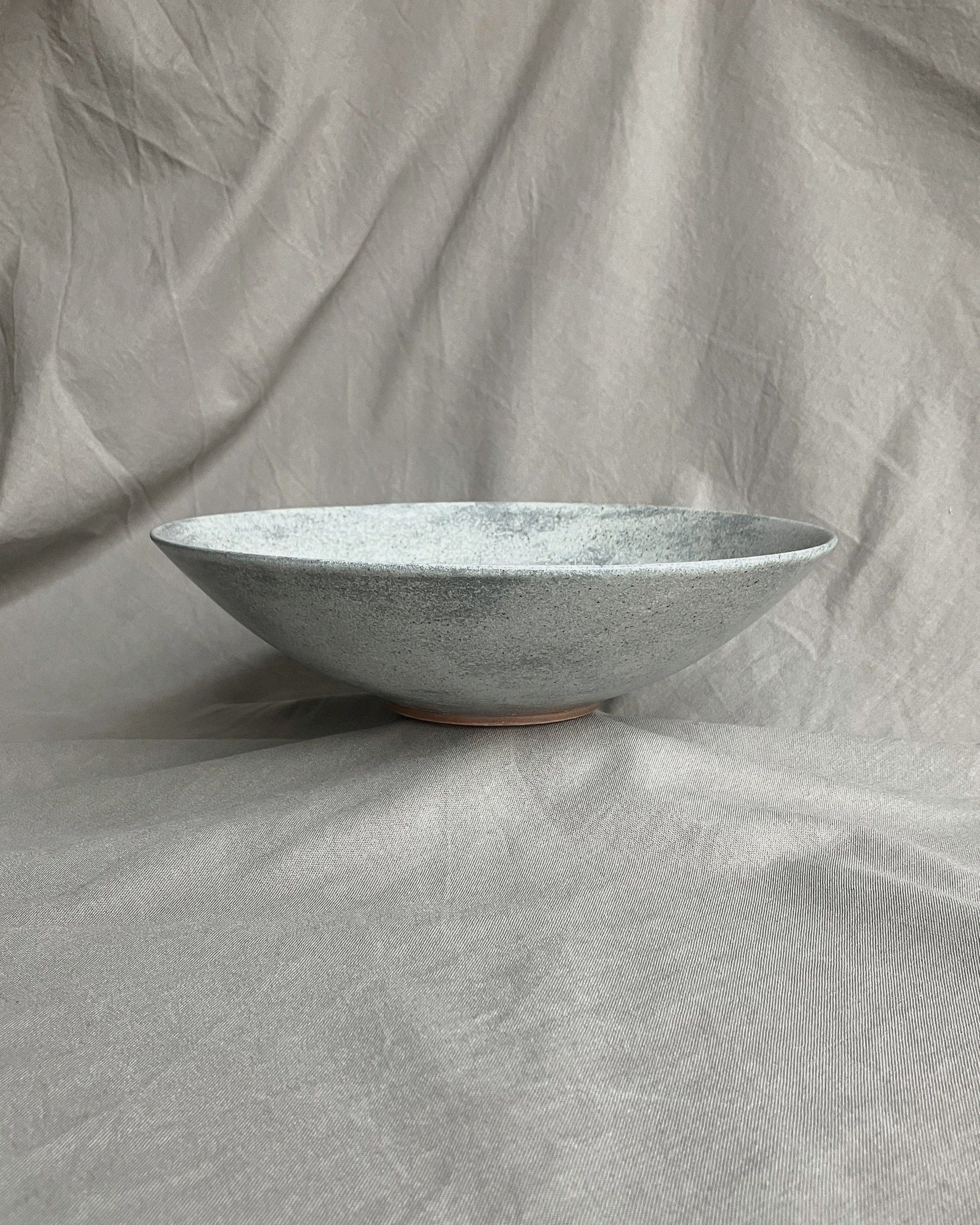 gorka-studio-ceramics-ceramic-stoneware-salad-bowl-grey-quartz-front-side.jpg