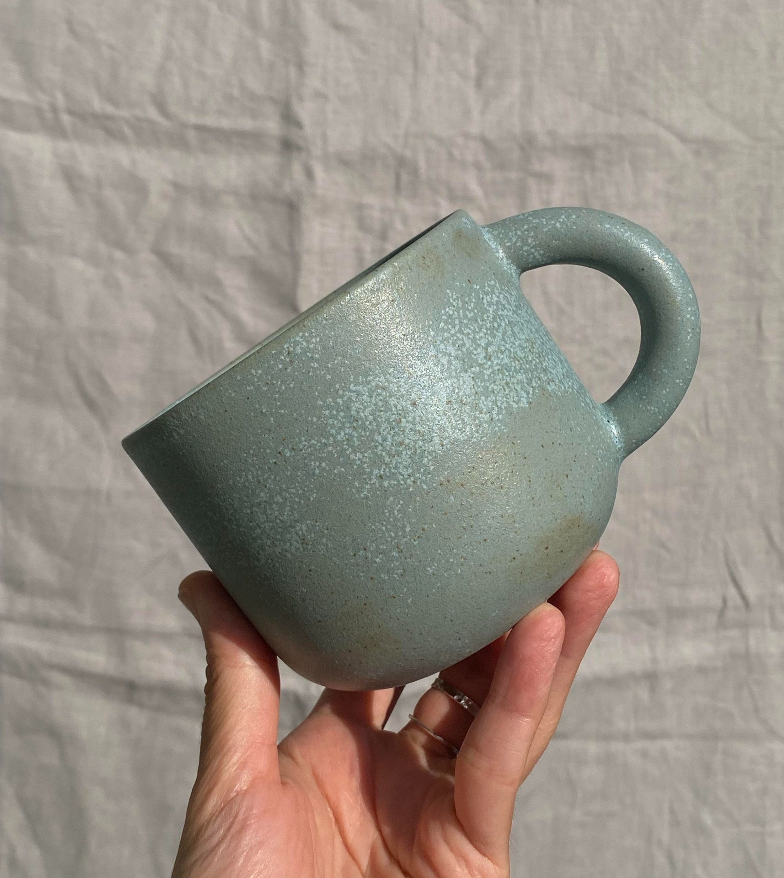 gorka_studio_ceramics-hrnek-oval-l-400ml-keramika_4398.jpg