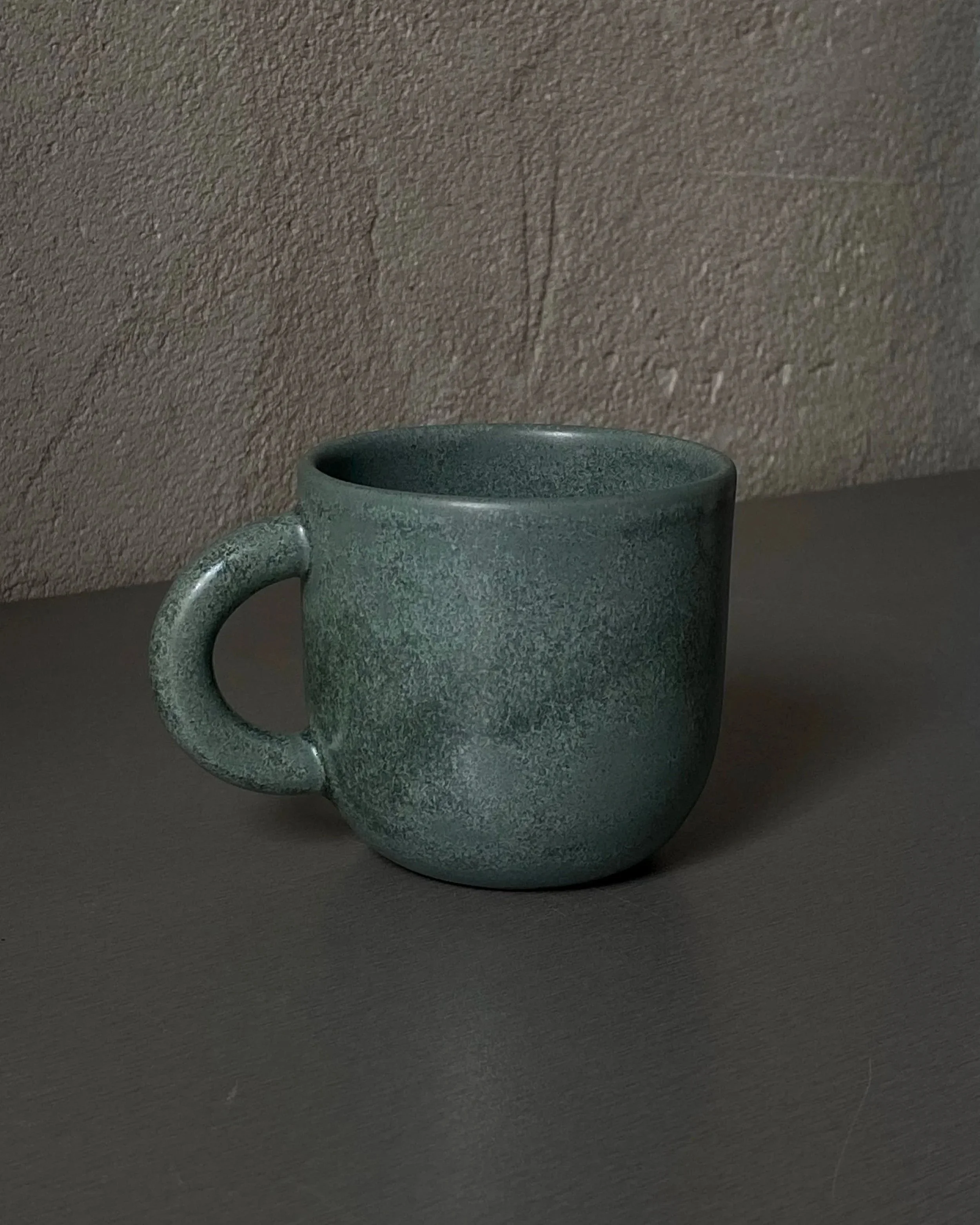 oval-mug-gorka-studio-ceramics-keramika-keramicky-hrnek-matny-hrnky-objednavka-dilna-natural-clay-mug-cappuccino-200ml-220-ml-na_kavu-kava-barevny-matovy-barevne-zeleny_3788.jpg