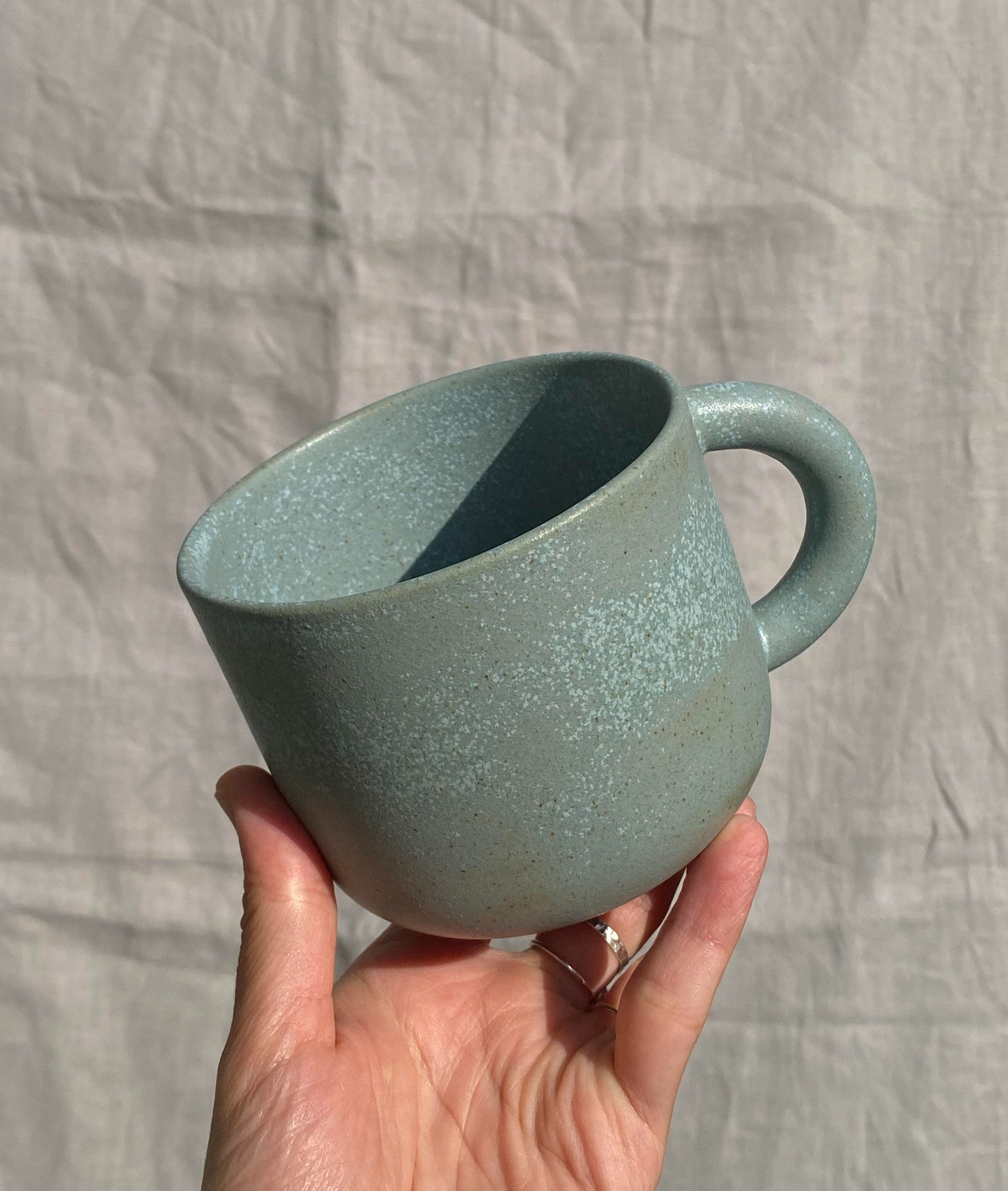 gorka_studio_ceramics-hrnek-oval-l-400ml-keramika_4397.jpg