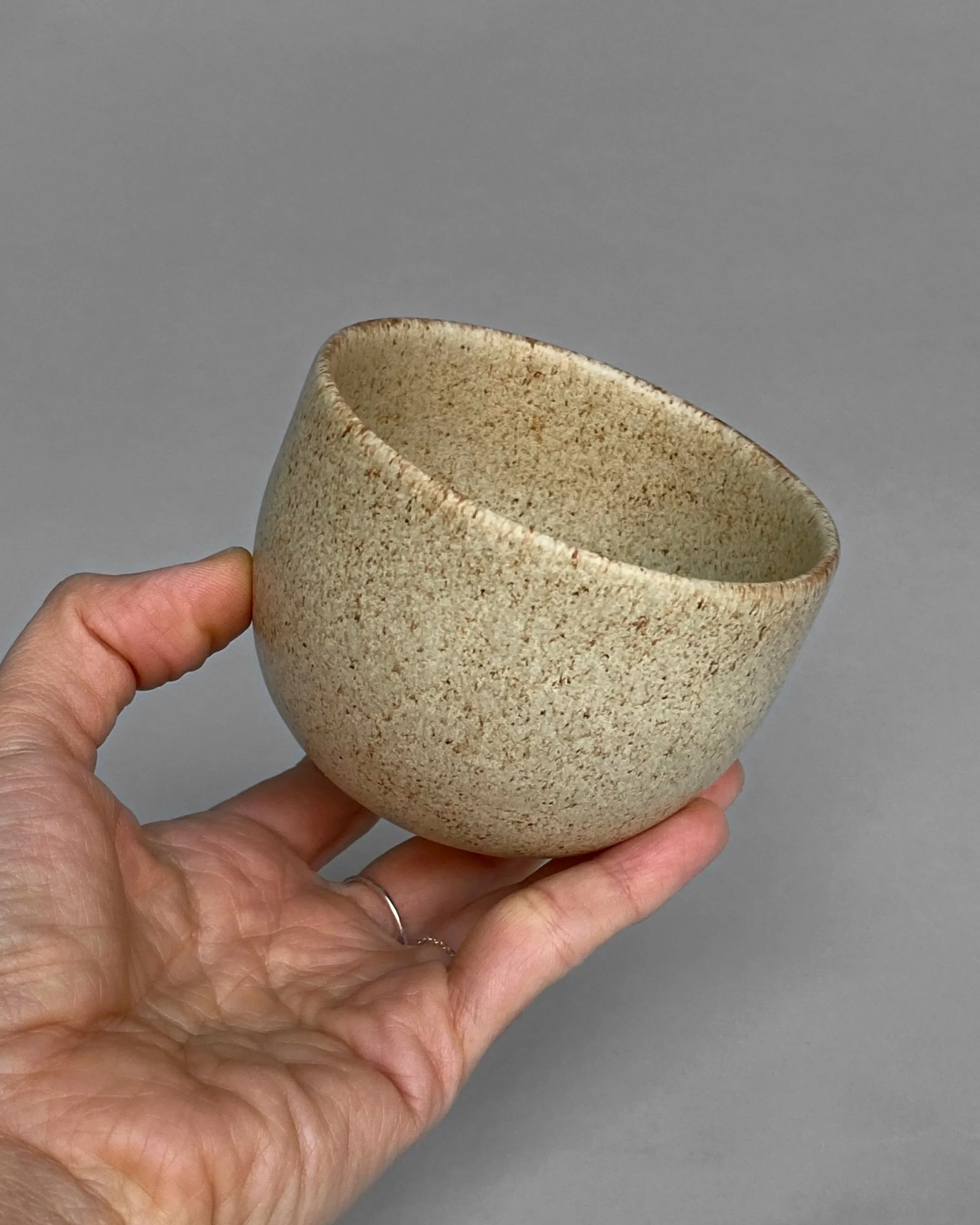 moon_cup_gorka_studio_ceramics_keramika_gorka_hrnky_ginger-speckled-natural-clay-mug-cappuccino-220ml-hrnek-kava-na-kavu_1139_n.jpg