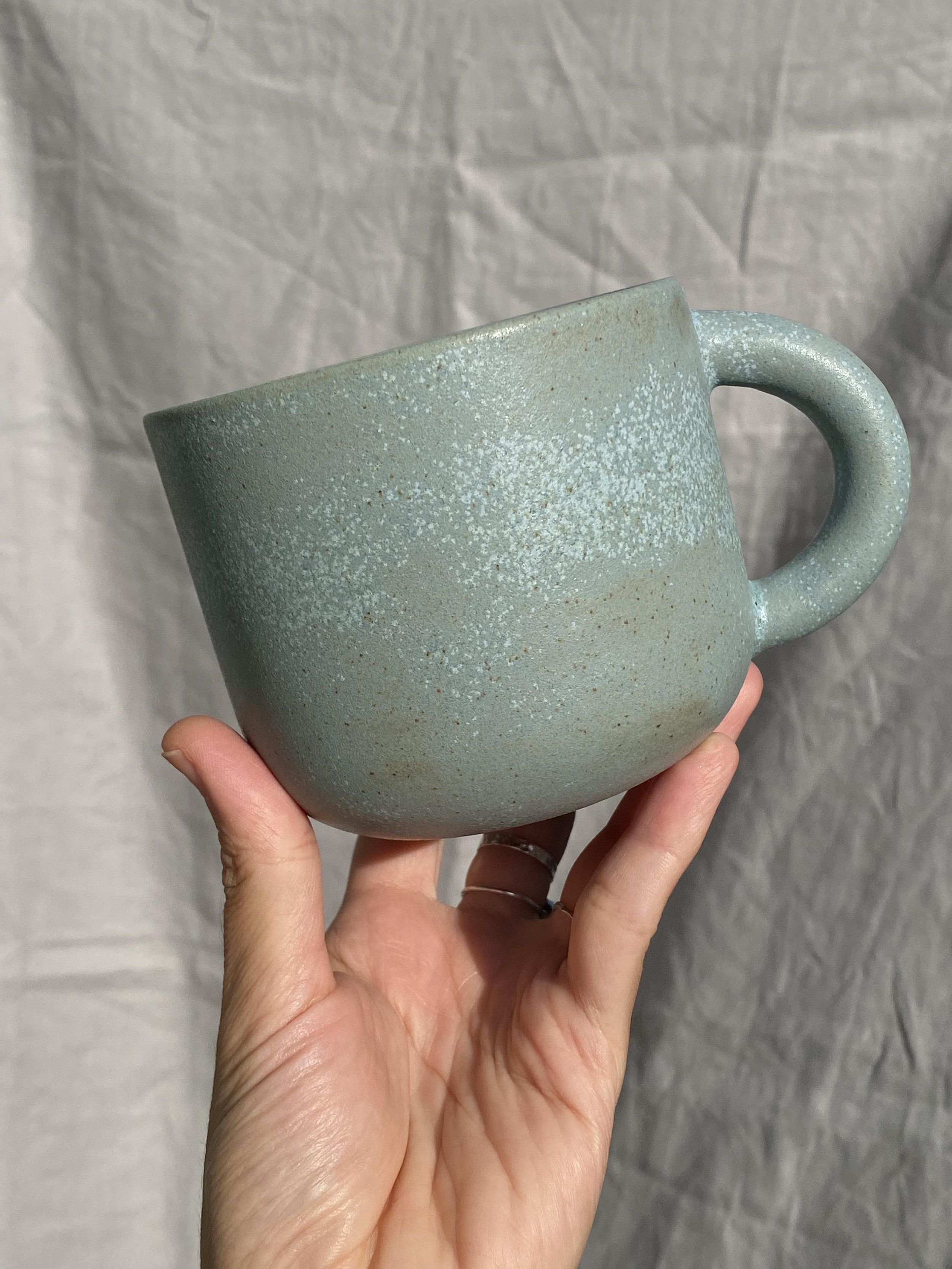 gorka_studio_ceramics-hrnek-oval-l-400ml-keramika_4393.jpeg