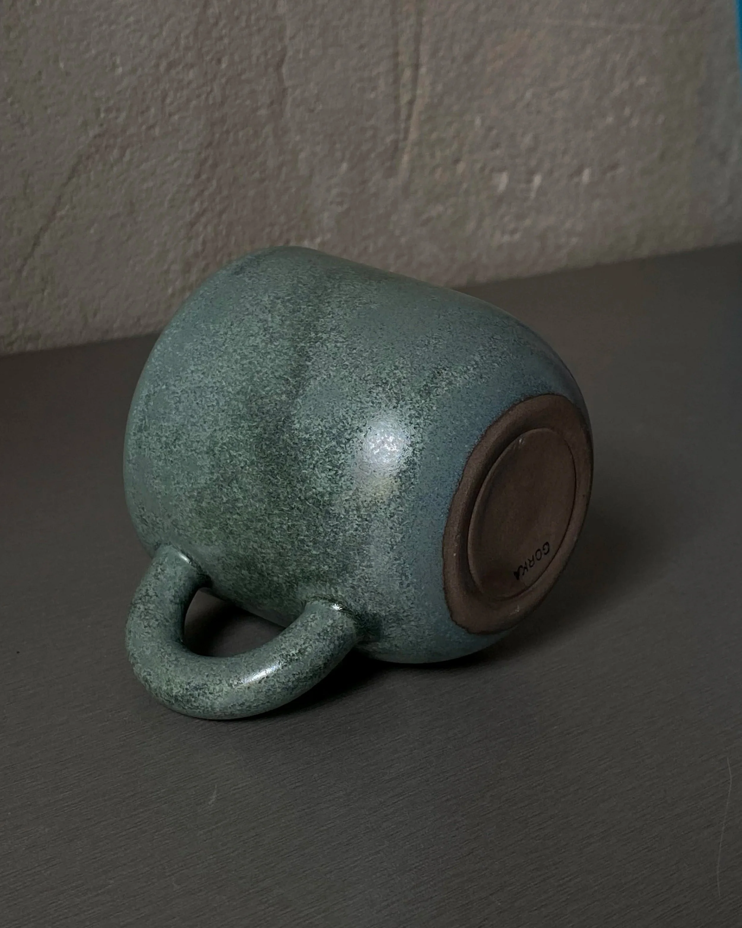 oval-mug-gorka-studio-ceramics-keramika-keramicky-hrnek-matny-hrnky-objednavka-dilna-natural-clay-mug-cappuccino-200ml-220-ml-na_kavu-kava-barevny-matovy-barevne-zeleny_3789.jpg