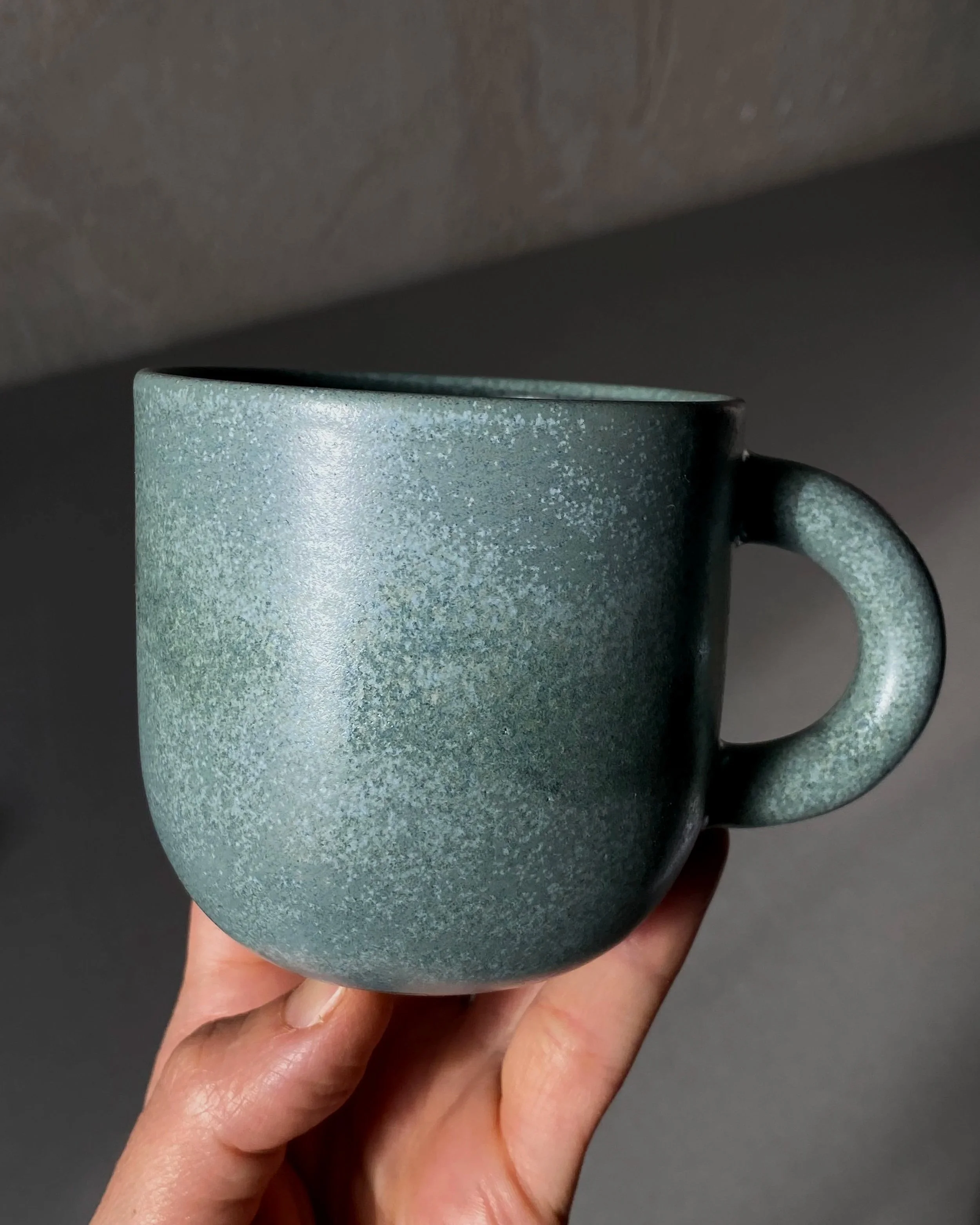 oval-mug-gorka-studio-ceramics-keramika-keramicky-hrnek-matny-hrnky-objednavka-dilna-natural-clay-mug-cappuccino-200ml-220-ml-na_kavu-kava-barevny-matovy-barevne-zeleny_3766.jpg