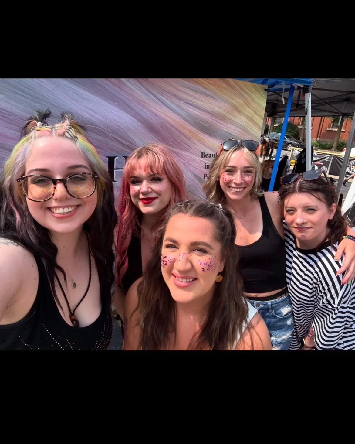 Day 2 out of 4 ✅
Road to Warped has been soo fun and nostalgic so far !! Thank you to everyone stopping by to visit us!! We&rsquo;re hanging out by @thestrangeandunusual stage all day today and tomorrow, so stop by and get the glitter hair of your dr