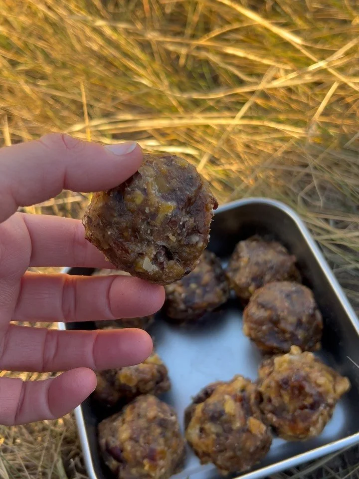 NO BAKE Date Energy Balls

You can either grab a bag of plantain chips for this recipe or make them from scratch. Depends on how much time you have or care to spend! 

SAVE IT. SHARE IT. COMMENT &lsquo;HOLIDAY FUEL&rsquo; FOR MORE QUICK ENERGY.