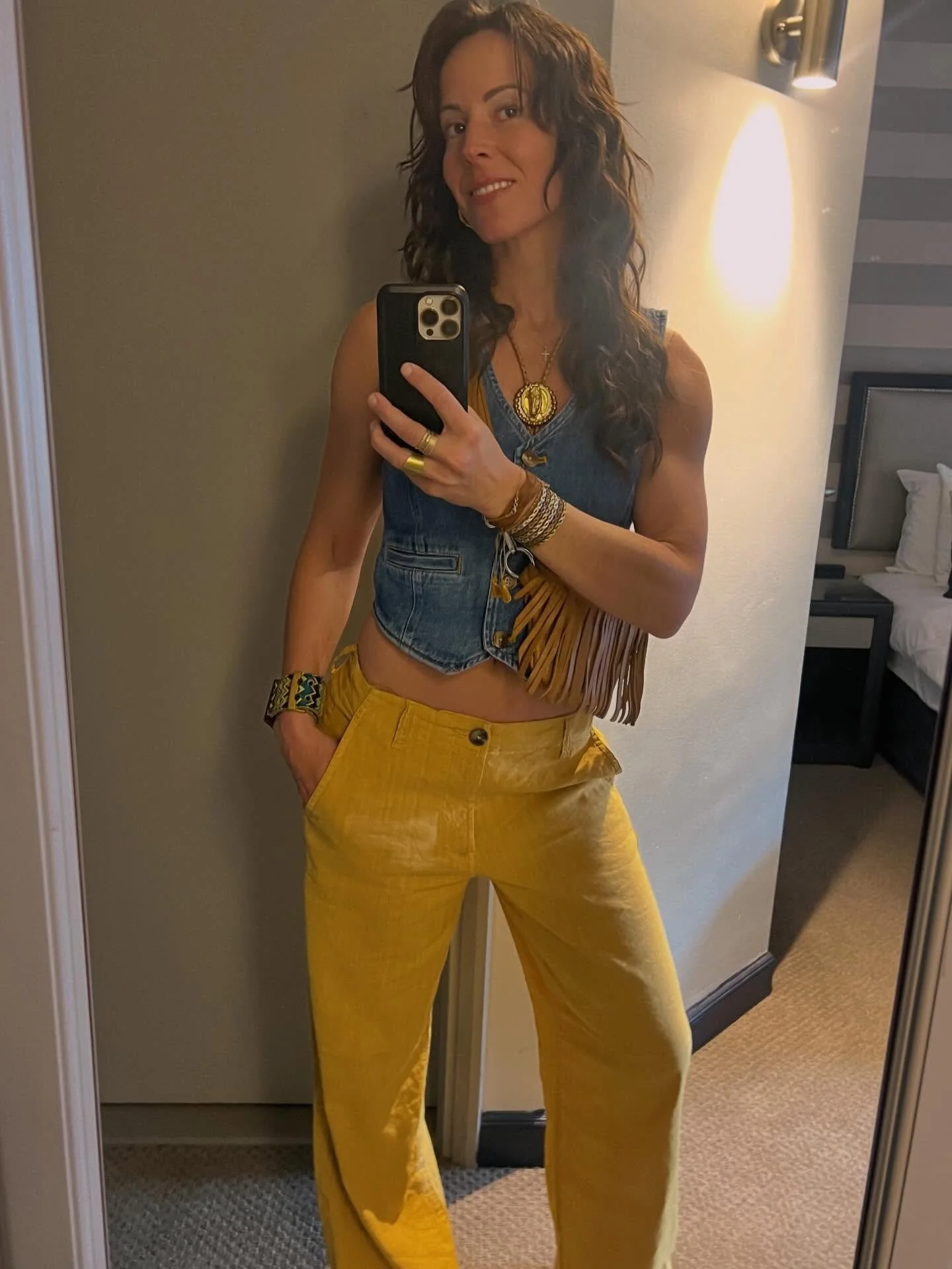 📍 South Africa 🇿🇦
Long-haul flight, but make it intentional.

Everything I packed, tested, and wore to stay warm, nourished, and human on a 16-hour international flight ✈️

Slide breakdown ⬇️
1️⃣ Day 1 LE LOOK (as my girl @erinmcsherry would say ?