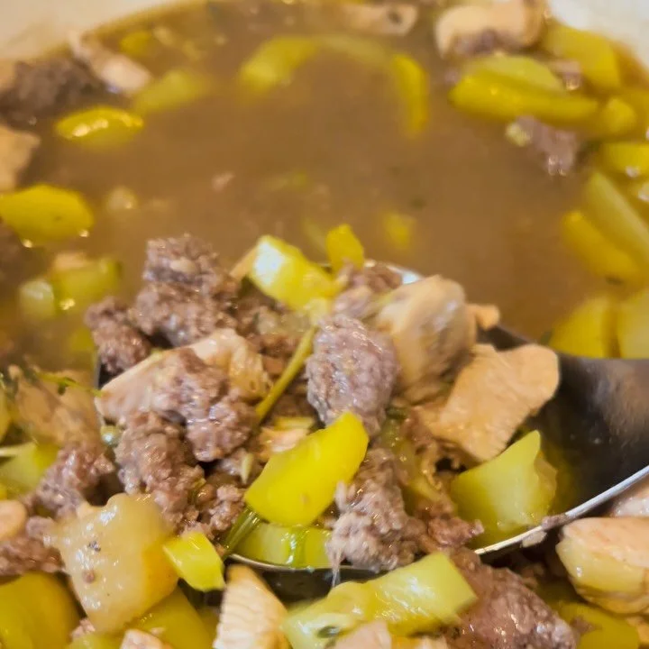 RECIPE: Herb Rich Chili

Think you need peppers for a killer chili? Think again. 🙅&zwj;♀️🌶️

This Herb-Rich Chili is nightshade-free, spice-free, and surprisingly deep in flavor. The secret? Caramelized apples and a serious sear on the meat. It&rsq