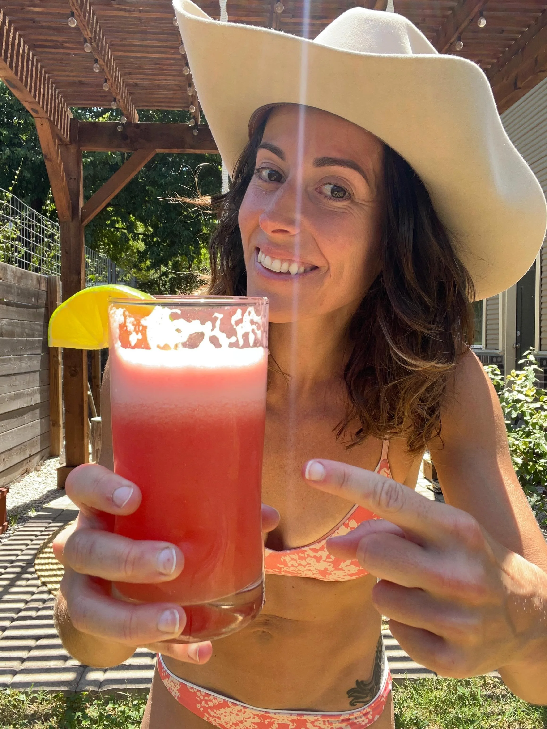 Skip the store-bought stuff and make your own homemade Gatorade! Zero refined sugars, zero artificial dyes (looking at you, Red 40), and 100% real ingredients.