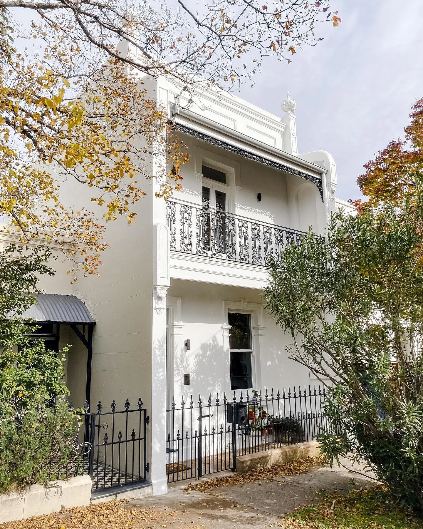 A handsome dame in every season 🖤🖤🖤

Builder: @venice_projects_
Architect: Marianne Halmos 
Interior Design: @stephaniechuinteriors