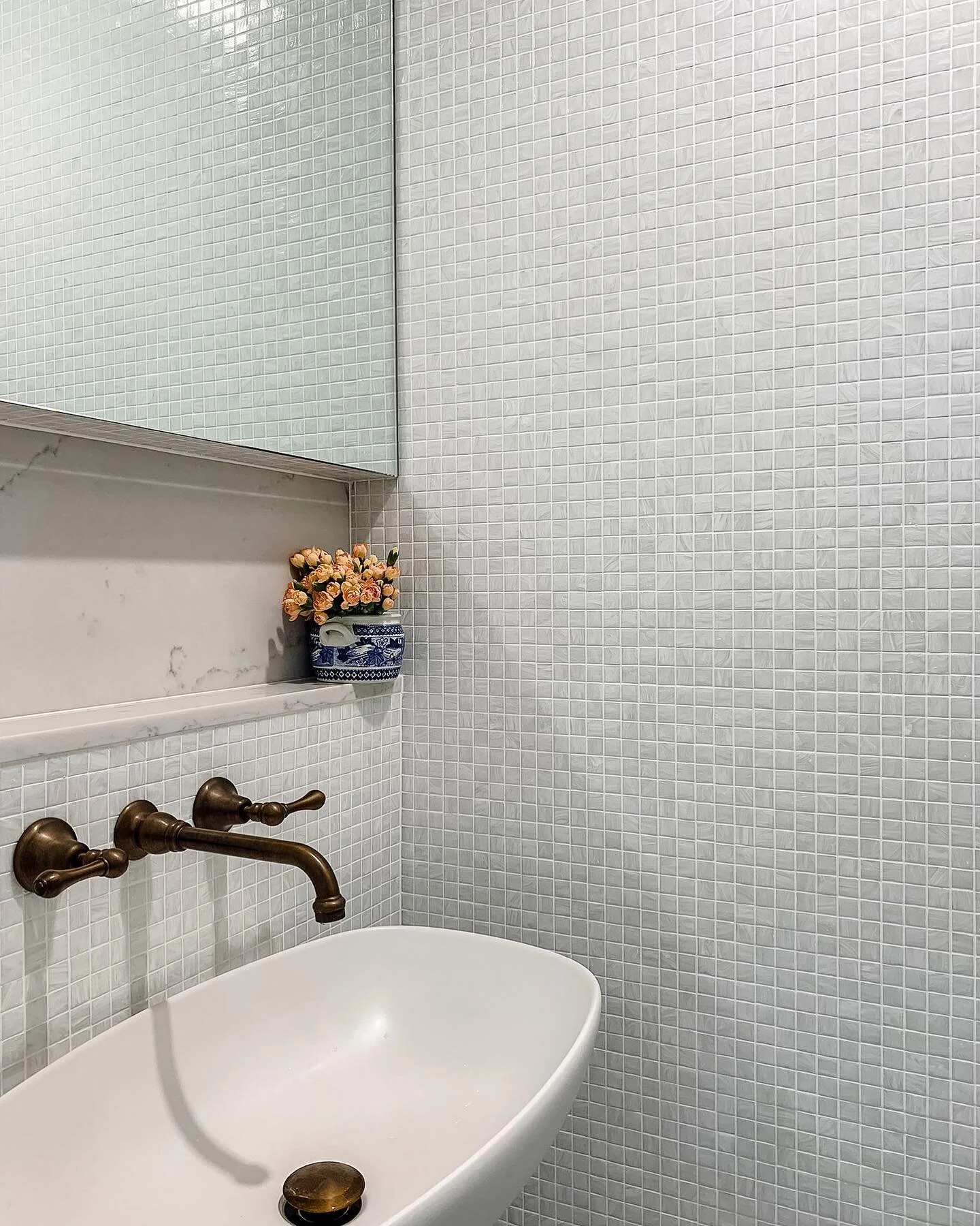 Powder room full of texture and a touch of brass 

Builder: @venice_projects_ 
Architect: Marianne Halmos 
Interior Design: @stephaniechuinteriors