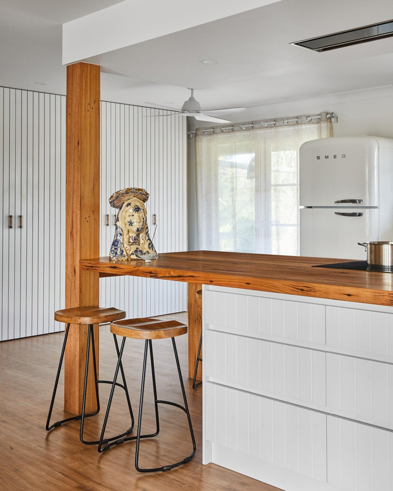 The creative owner of this beautiful home disguised a structural column as a statement timber post. Our talented team used their epic skills to magically create what appears to be a solid post.

#kitchendesign #furnituremakeraustralia #timberbenchtop