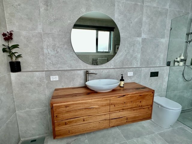 A custom recycled Messmate Iluka vanity taking pride of place in this beautiful bathroom! Loving the texture of the gray tiles and the scale of the space! 

#ilukavanity #bathroomdesign #furnituremakeraustralia