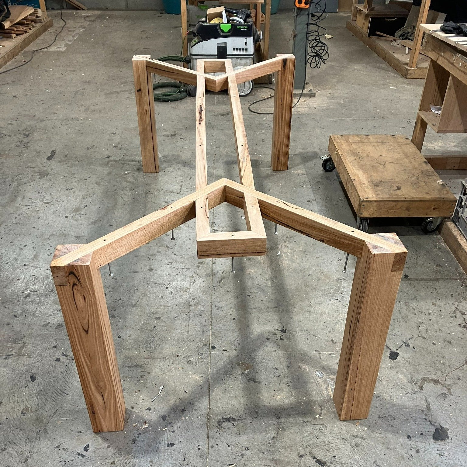 The leg design of our Fairhaven dining table is a thing of beauty!!

#fairhavendiningtable #furnituremaker #diningtable
