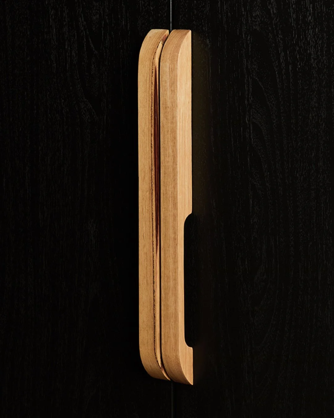 Introducing our Horizon handle! ⁠
⁠
This handmade timber handle is perfect for kitchen cupboards, wardrobes or pantry doors. ⁠
⁠
Available in our range of 7 different hardwood timbers, there is a tone to suit any aesthetic. ⁠
⁠
#horizonhandle #bombor