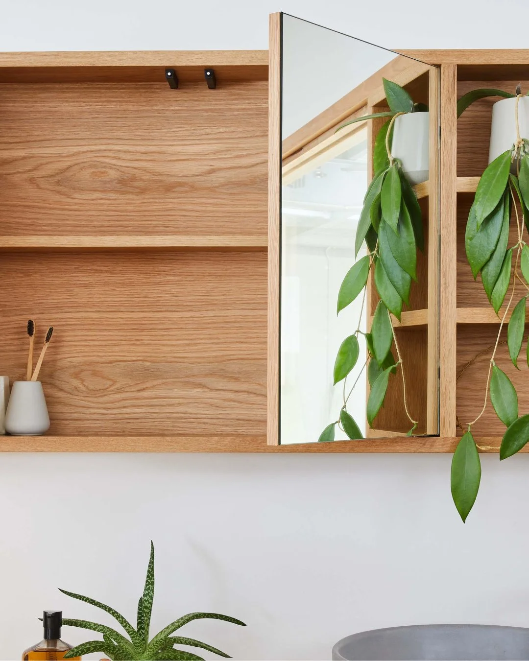 The Yamba mirror cabinet balances practicality and style. As a plant lover, I love any opportunity to add something green!⁠
⁠
This piece in our showroom was created from American Oak. The wood has a stunning wavy grain pattern and warm blonde tone. ⁠