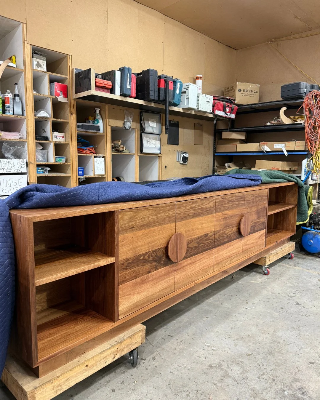 Loving the tones of the Tasmanian Blackwood timber our team chose for this epic piece of cabinetry! ⁠
⁠
#bomboracustomfurniture #tasmanianblackwood