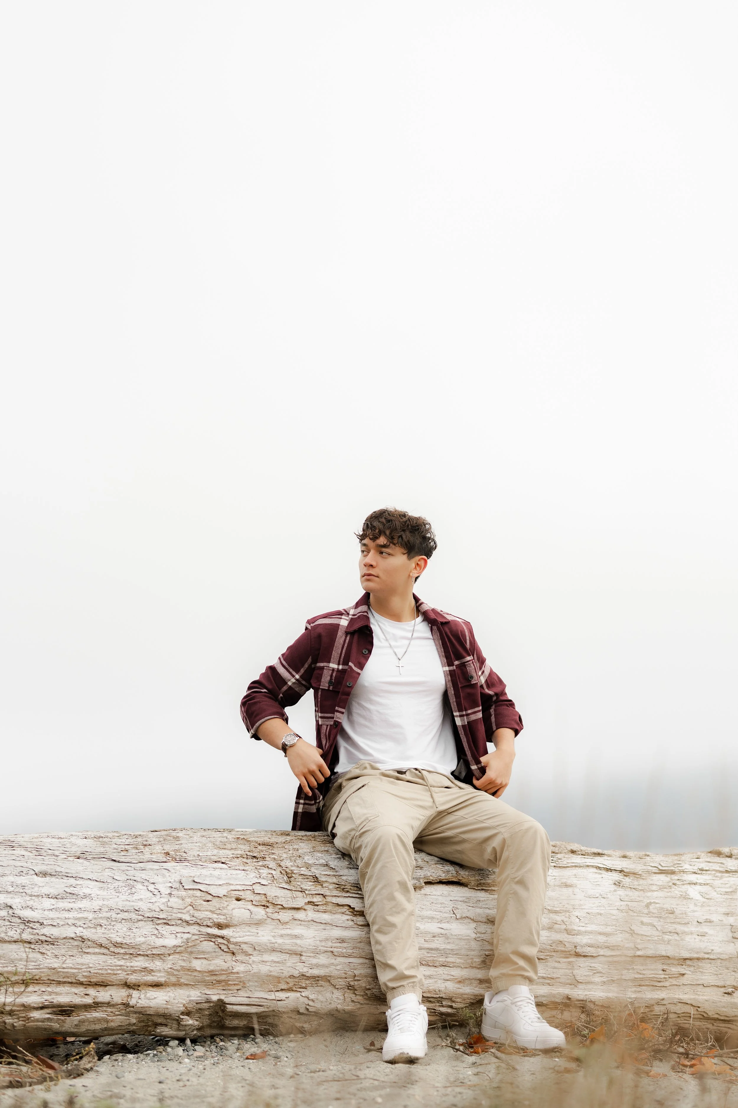 south-kitsap-fall-senior-portrait-beach-driftwood.jpeg