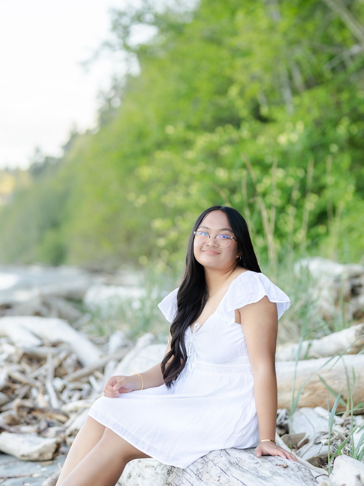 Happy Senior Sunday! Here are some more favorites from Brenda&rsquo;s session 💚✨ 

#seniorsunday #seniorportraits #kitsapseniorphotographer #tacomaseniorphotographer #poulsboseniorphotographer #silverdaleseniorphotographer #bremertonseniorphotograph