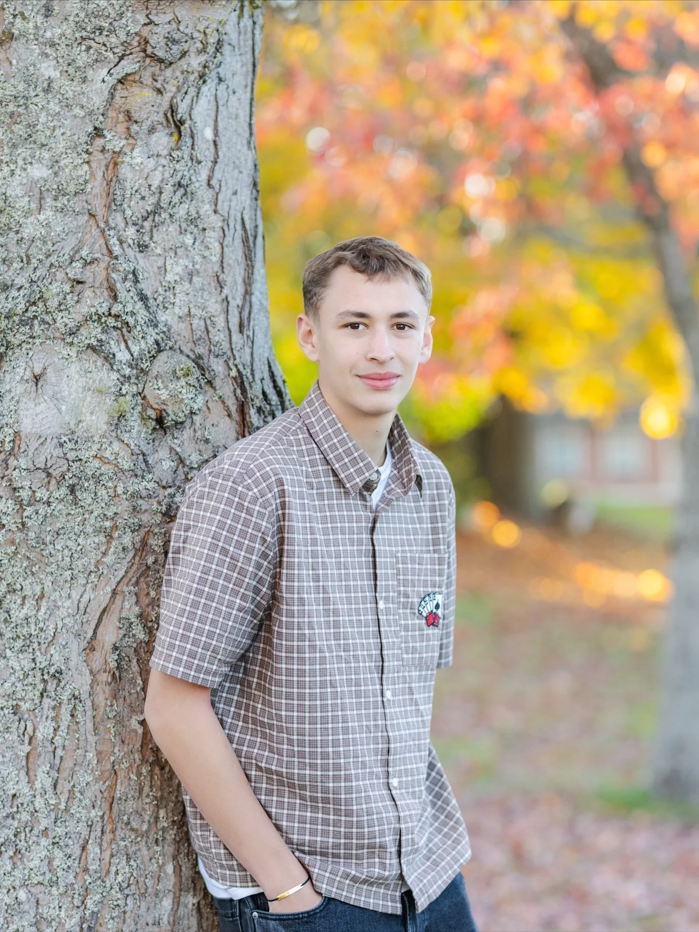 Part 2 of Logan&rsquo;s Port Gamble senior session!! 🍁 Peep the cool designs on his shirt and pants!! 👀 

#fallseniorphotos #boyseniorpictures #seniorportraits #kitsapphotographer #kitsapseniorphotographer #olympiaseniorphotographer #tacomaseniorph