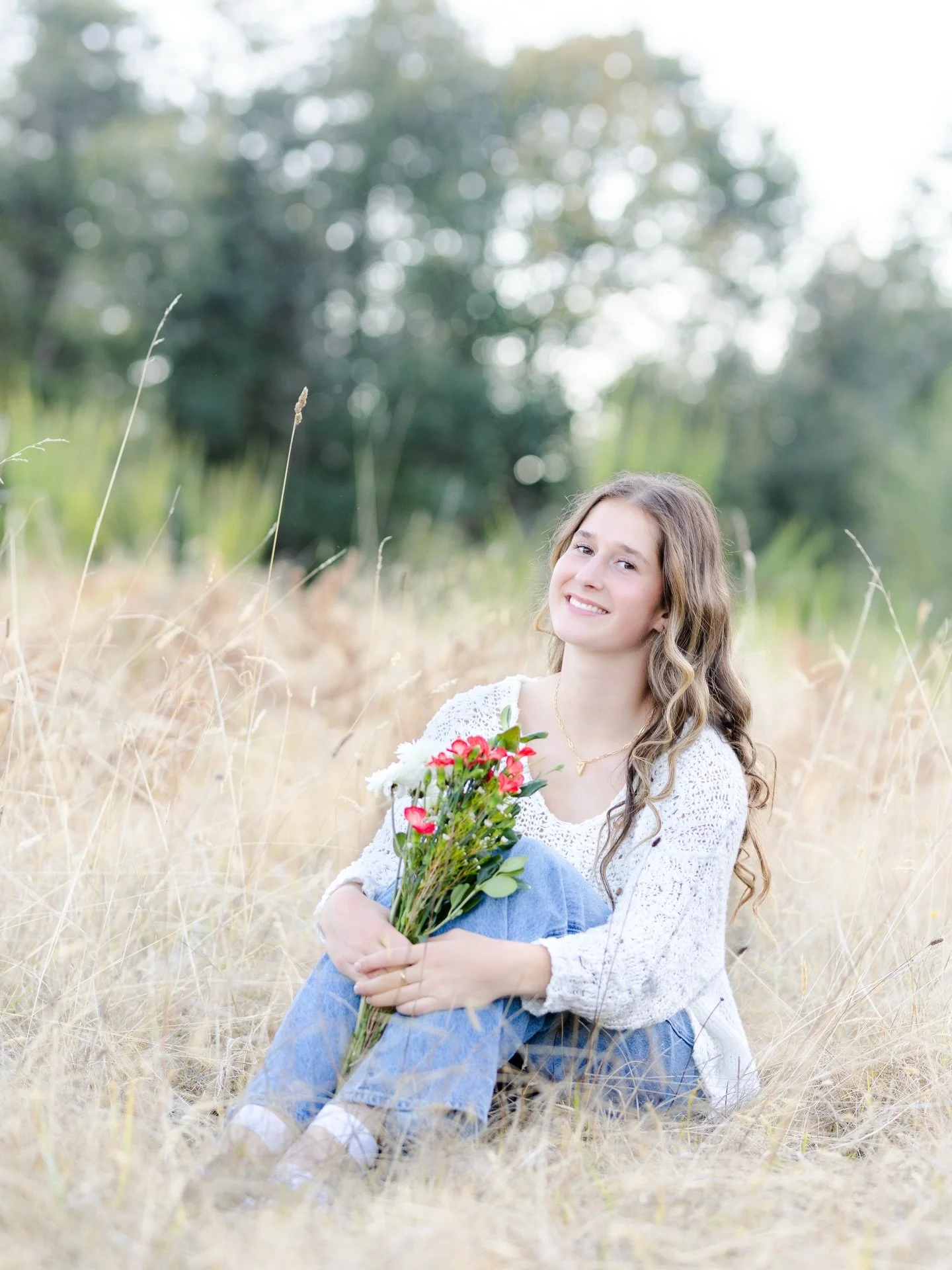 Finally sharing some favorites from Lucy&rsquo;s senior session earlier this year! 💛🤍 We took them right at the cusp of summer to fall, which is always such a beautiful time of year for senior pictures in Washington 😍

#kitsapseniorphotographer #s