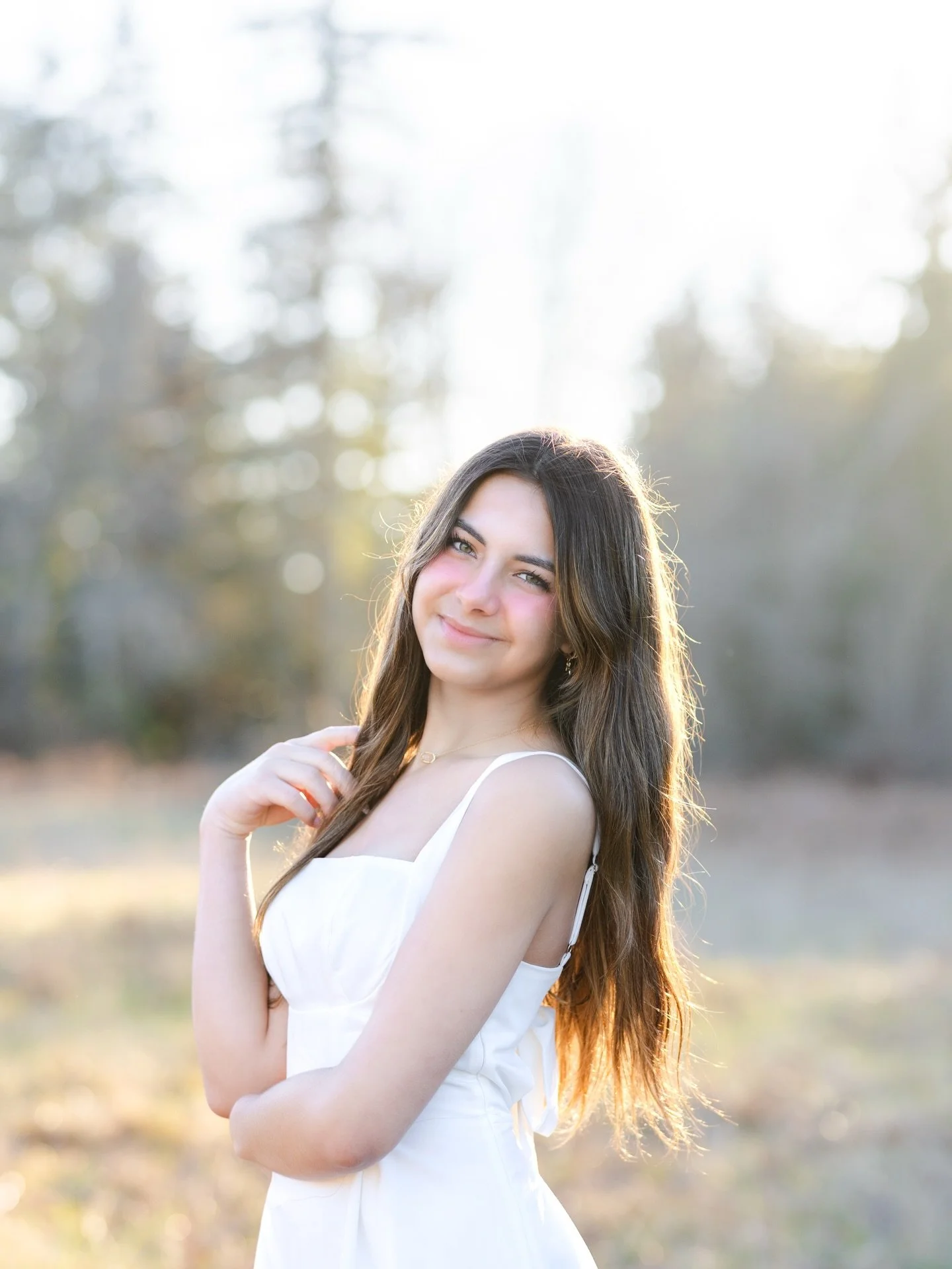 More from Maddie&rsquo;s gorgeous session this winter 🤩 

Despite many of the trees and plants being grey and brown, winter is actually such a pretty time for senior pictures! The softer colors behind you help make you pop and are so beautiful in th