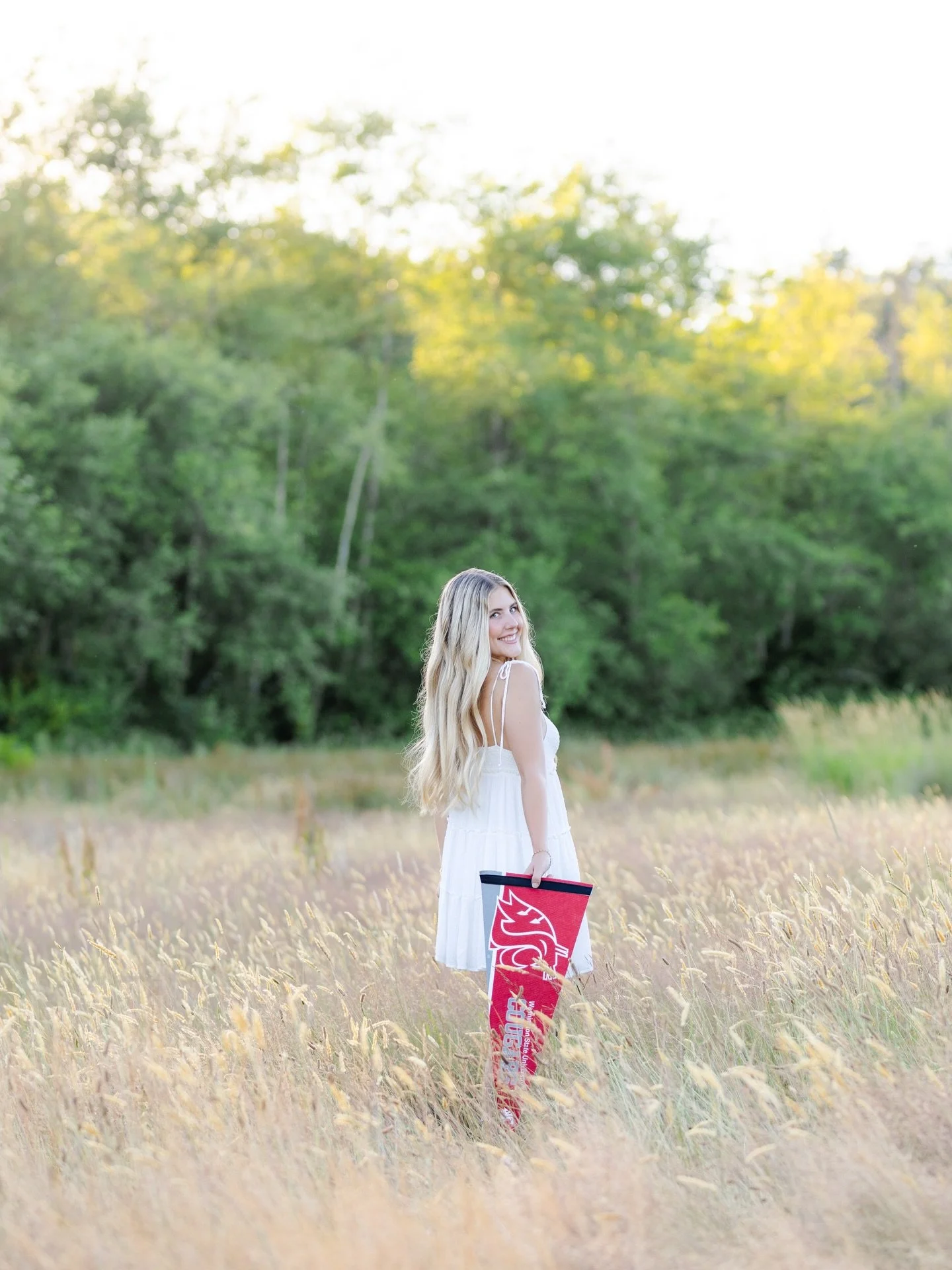 College announcement photos are SO FUN and there are SO many ways to incorporate your college!! Here are a few ideas!
- pennant (like Peyton)
- t shirt
- sweatshirt
- decorated on your grad cap
- hat 
- sunglasses 
- water bottle
- bandana 
- flag
- 