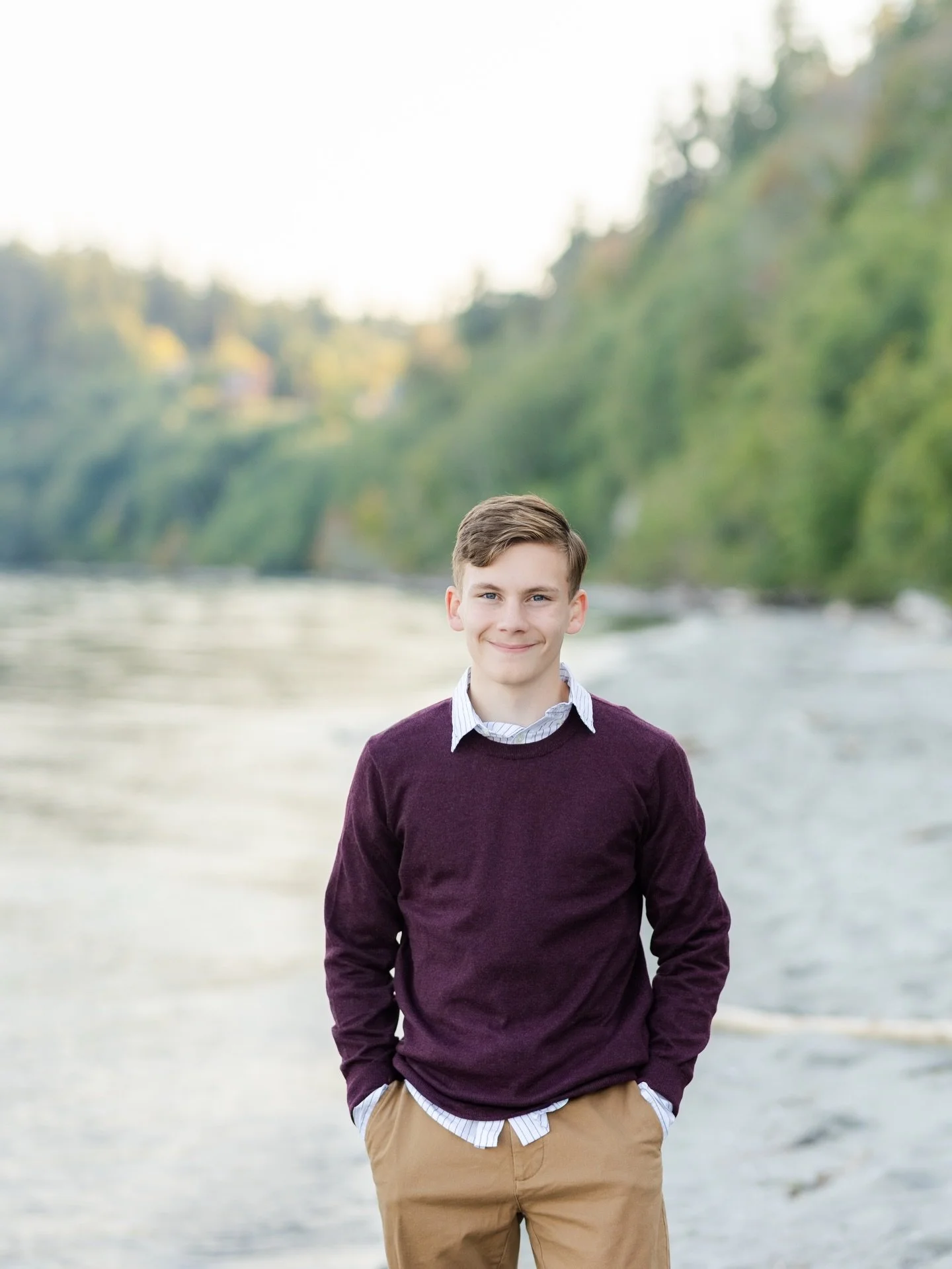 #seniorsunday with Ryan! I absolutely love the color choices for his outfits, they matches beautifully with the green backdrop! I am SO excited for the trees to be this lush again 🤩

#kitsapseniorphotographer #kitsapphotographer #washingtonseniorpho