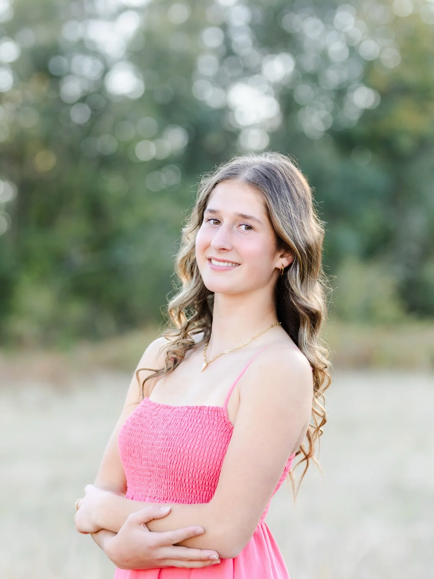 Can&rsquo;t get enough of Lucy&rsquo;s senior session 🩷 I absolutely loved the flower she put behind her ear, such a perfect touch! We took her senior photos in Port Orchard this last fall and I thought these happy, colorful photos would be perfect 