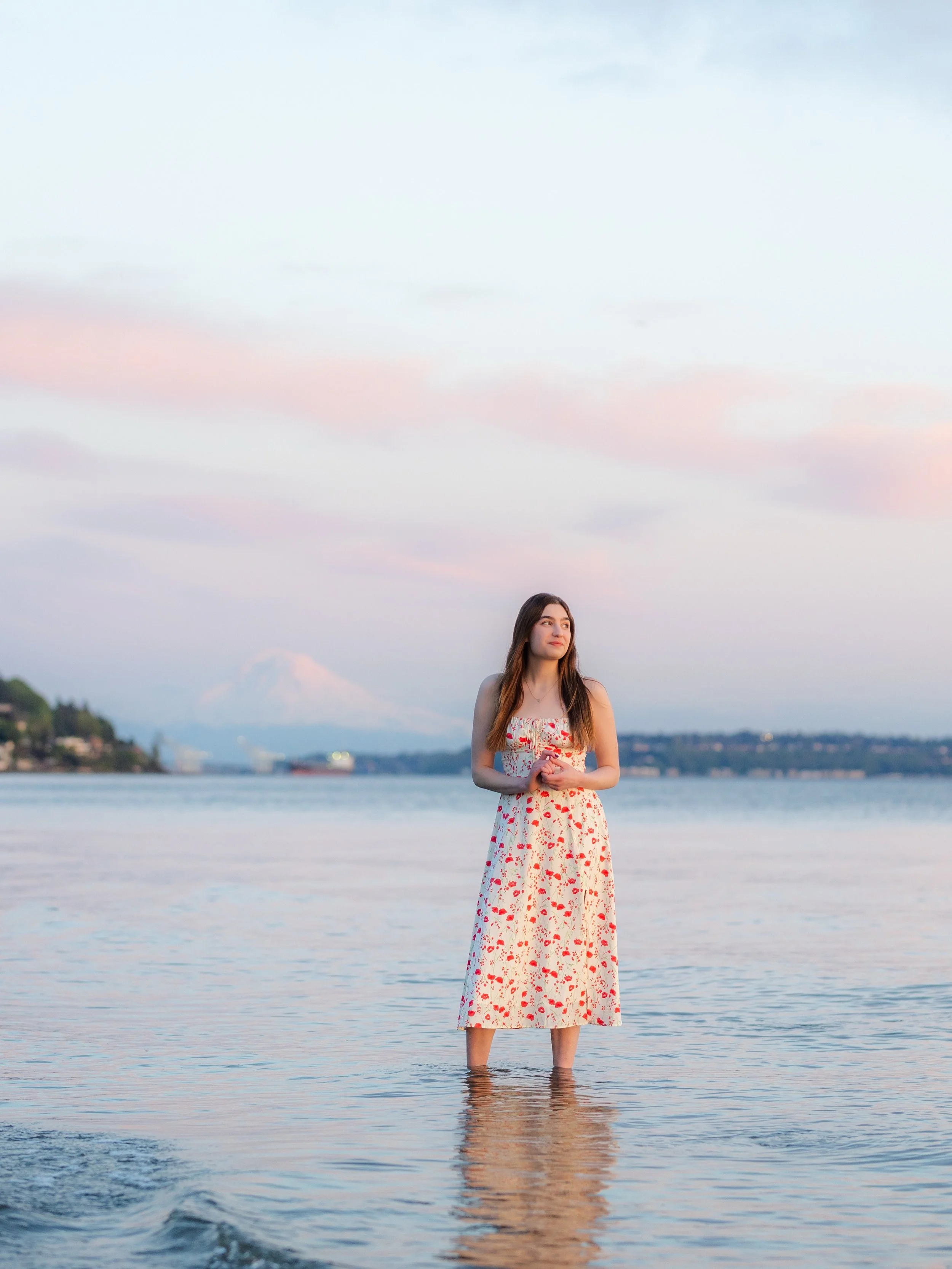 Katie!!! Been dying to share her session 🤩 talk about getting the perfect sunset AND the mountain was out!! 

#seniorpictures #mountrainierseniorphotos #seattleseniorpictures #kitsapseniorphotographer #mtrainierseniorpictures