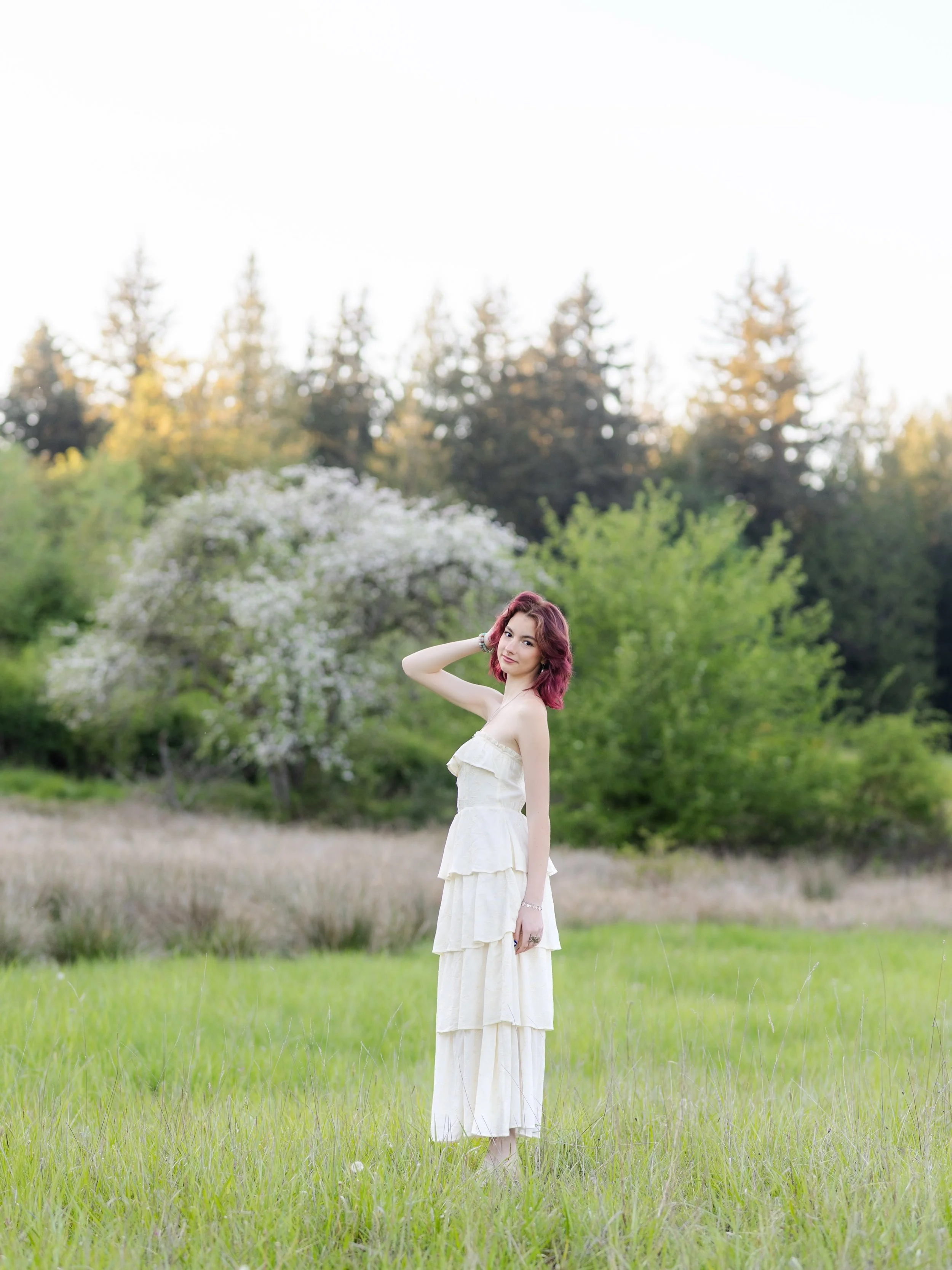 Flowy white dresses and fields were made for each other 🤩 Here are some more favorites from Mack&rsquo;s senior session earlier this spring!! 🩷

#kitsapseniorphotographer #kitsapphotographer #washingtonseniorphotographer #kitsapseniors