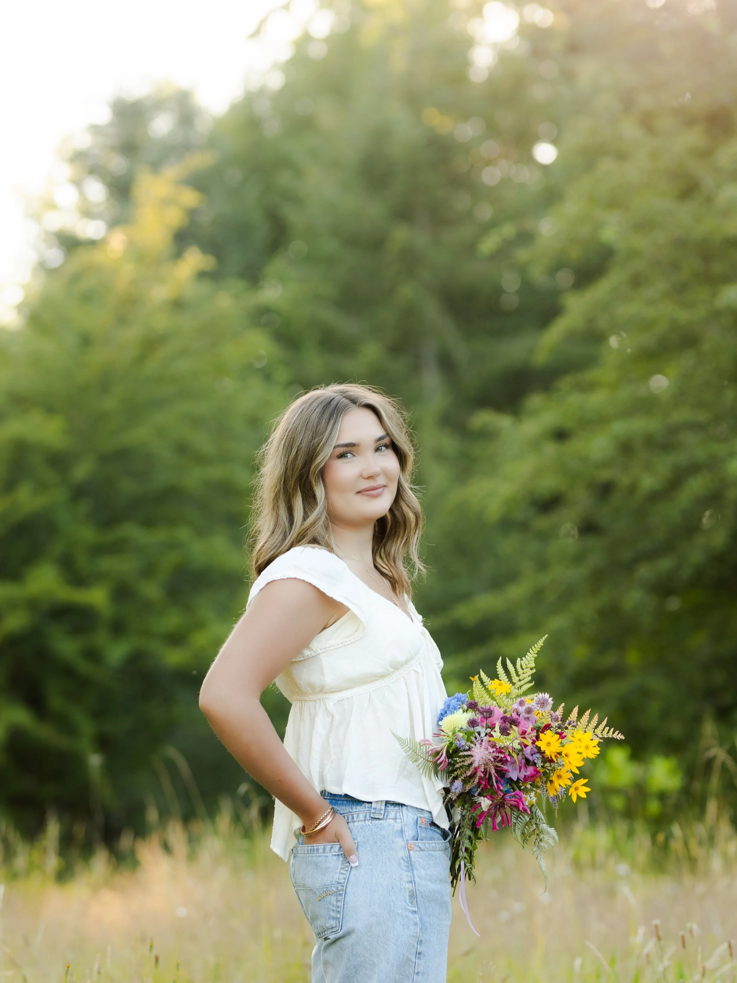 Shylee!! 🌾💐☀️ SO in love with her senior session! She brought the most gorgeous bouquet, too!! If you&rsquo;re thinking about bringing a bouquet to your session, let this be your sign 🤩 

#tumwaterseniorphotographer #olympiaseniorphotographer #kit