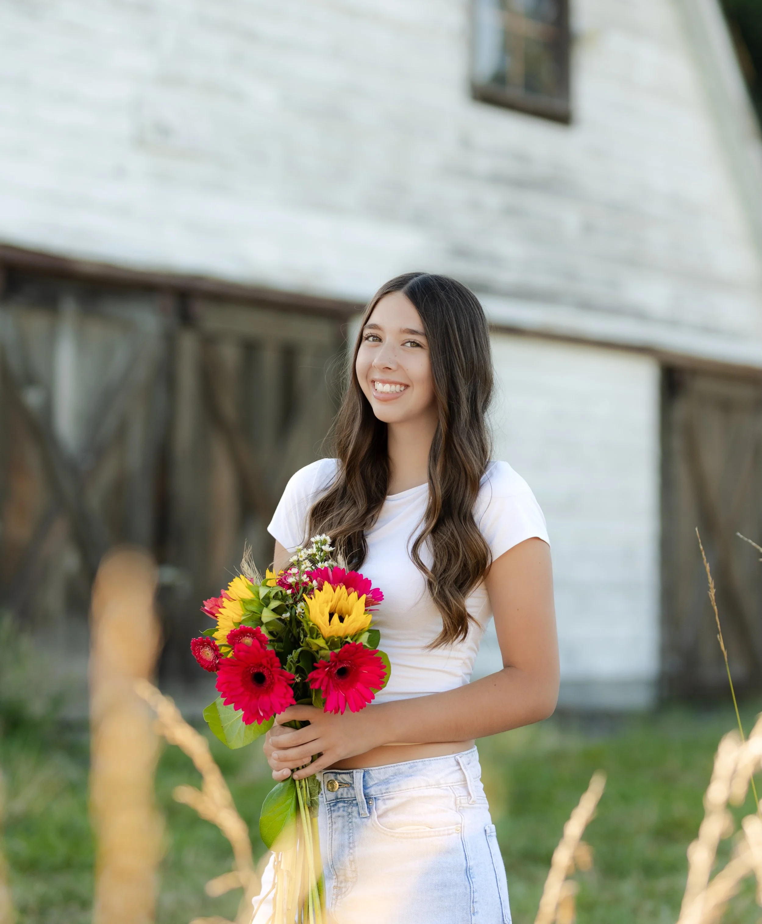 Senior Sunday with Camryn! 💛🩷 In love with her session and how the colors from her bouquet POP! 

#classof2027 #kitsapphotographer #kitsapseniorphotographer #washingtonseniorphotographer #seniorsunday