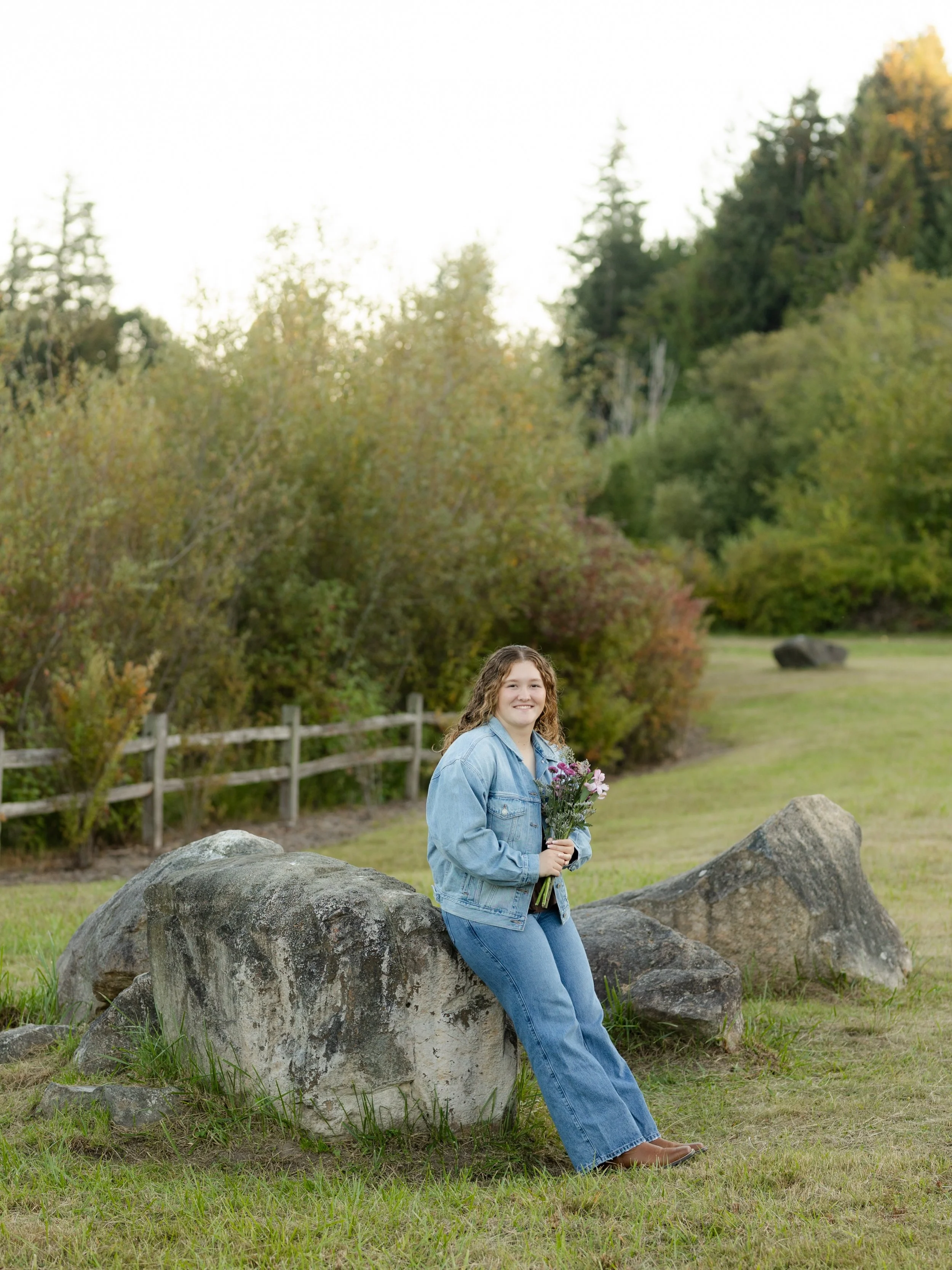 Part 1 of Paige&rsquo;s senior session! In love with the jeans on jeans 🤩

#seniorpics #kitsapseniorphotographer #kitsapphotographer #portorchardseniorphotographer #bremertonseniorphotographer