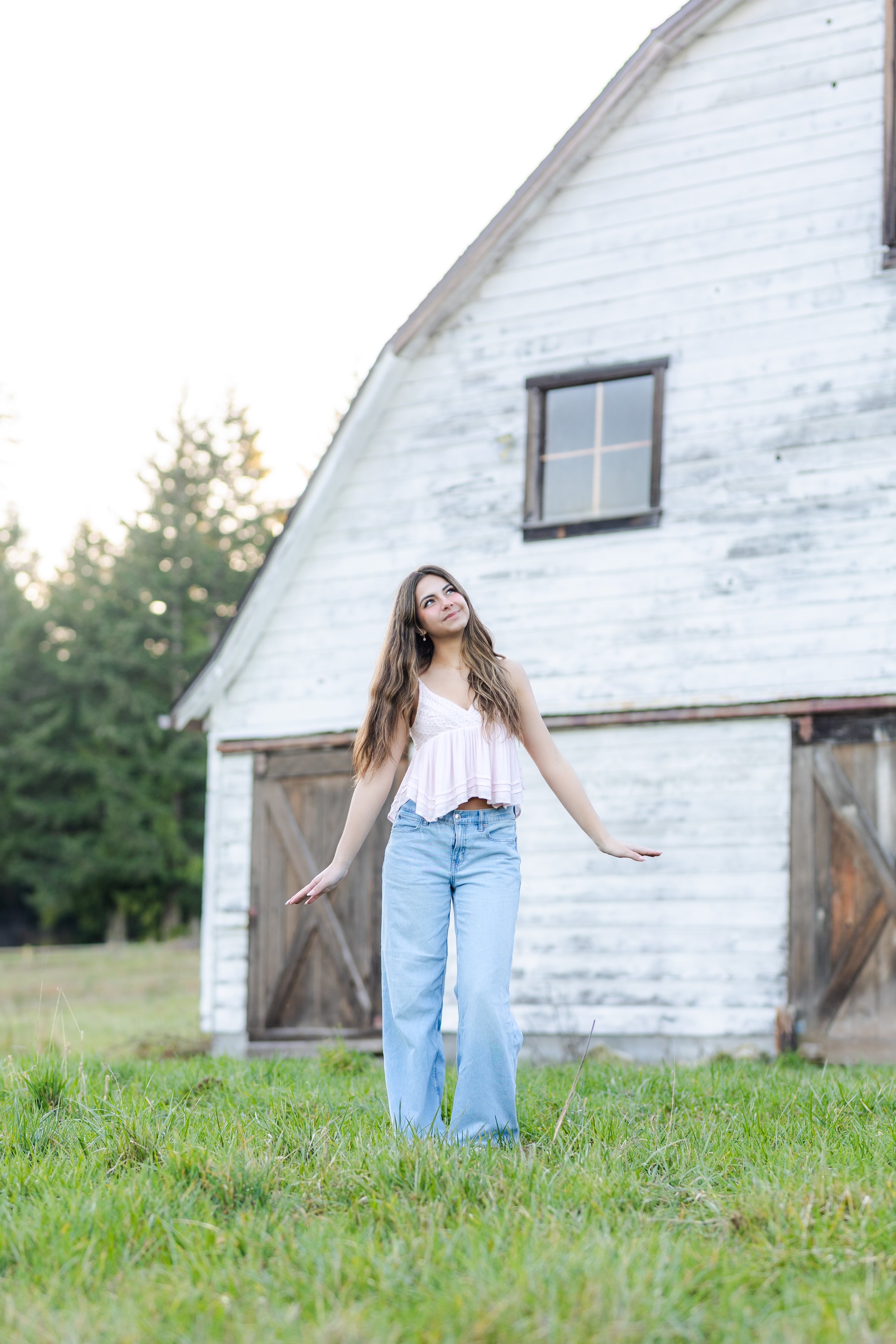 Barn senior picture in Washington State