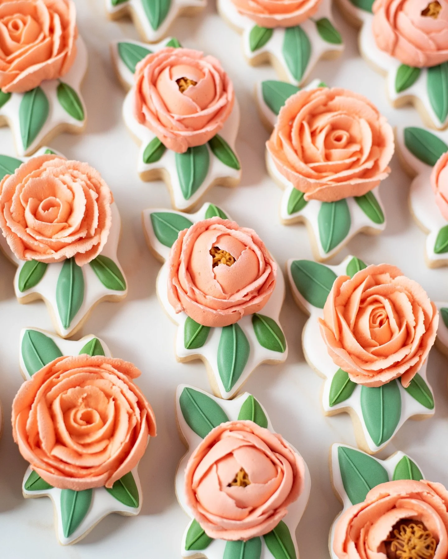 Peonies and roses ❤️. I was so excited when the bride requested these as their second design. Each one turns out slightly different from the next, which is part of their charm 🤗.

Shout out to @themillerswifecustomcookies who offers amazing decorati