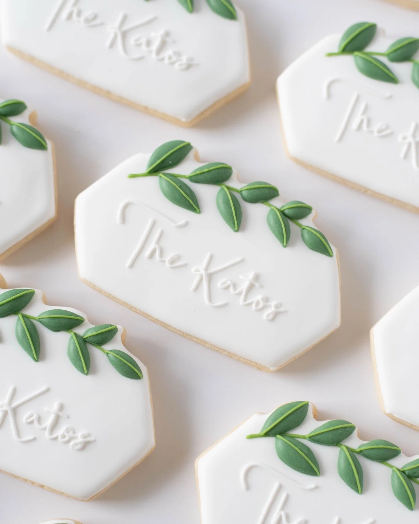 I just love the clean look of white on white 🤗. This couple requested two designs for their wedding cookies, see the next post for their second design.

Congratulations to the happy couple!❤️💍🥂
