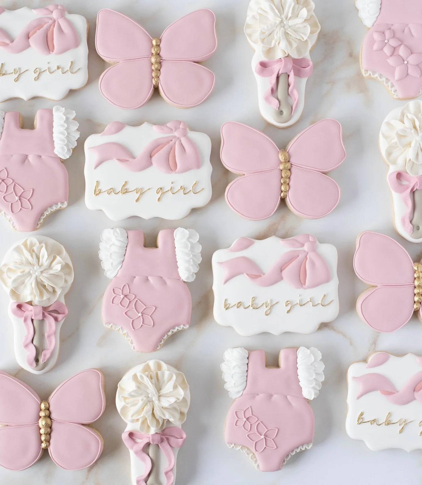 A baby girl is on the way!🩷 Congratulations to mom, dad, and soon-to-be big brother 🥰.

Butterfly inspo/cutter @hartworkcookieco 
Baby girl inspo @cakesmithbaking 
Onsie inspo @aiascookieart