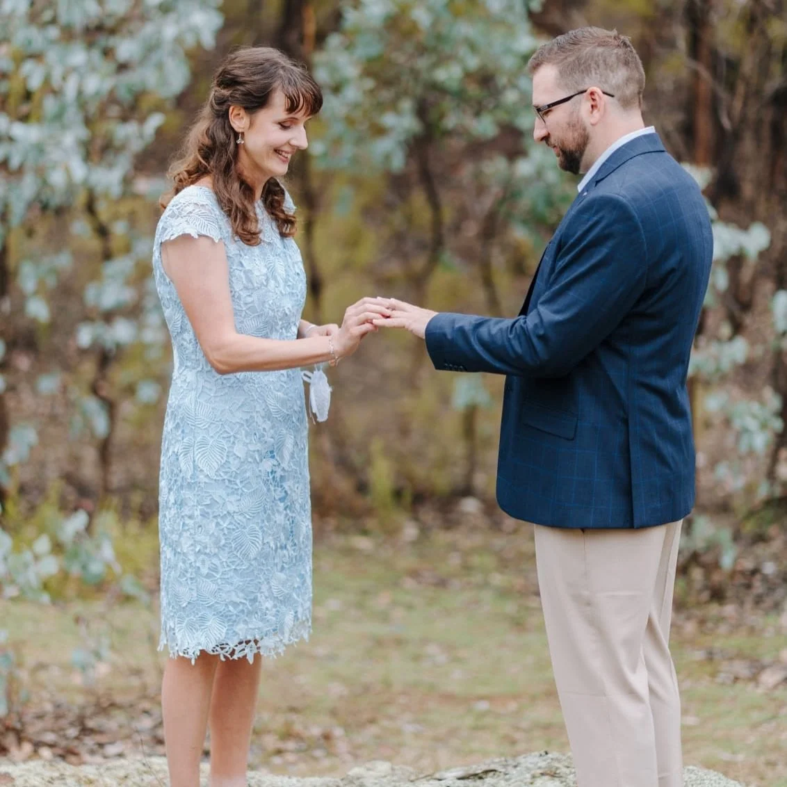 Jodie and Mark lured me up into the bush for their secret little hitching and it couldn&rsquo;t have been more exiting as I wound around dirt tracks to find them. 

I loved the live trumpet intro, 
the (almost) matching camp chairs, the bush backgrou