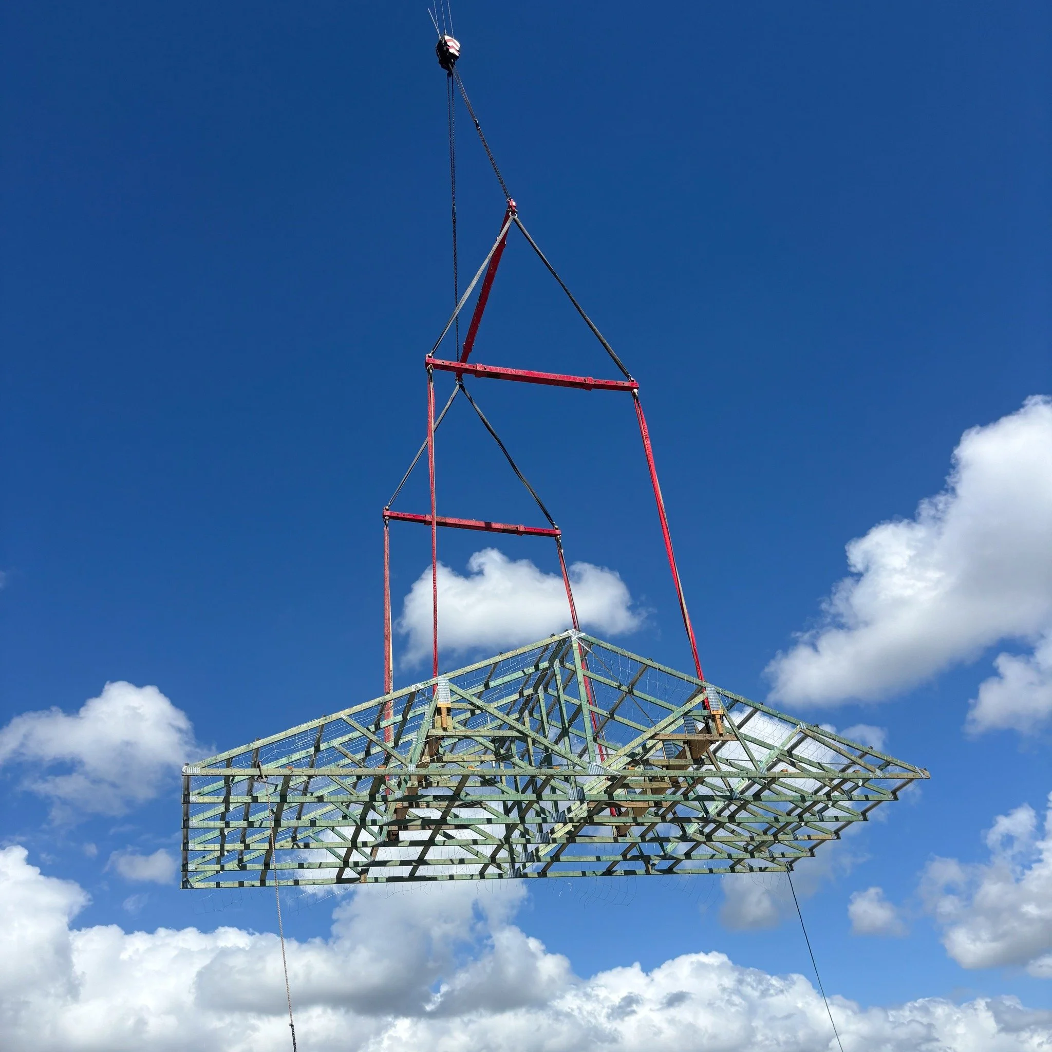 The Parker chippies have been getting stuck into these custom timber trusses 🪚 With a new installation method 🏗️
Builder: Xenia