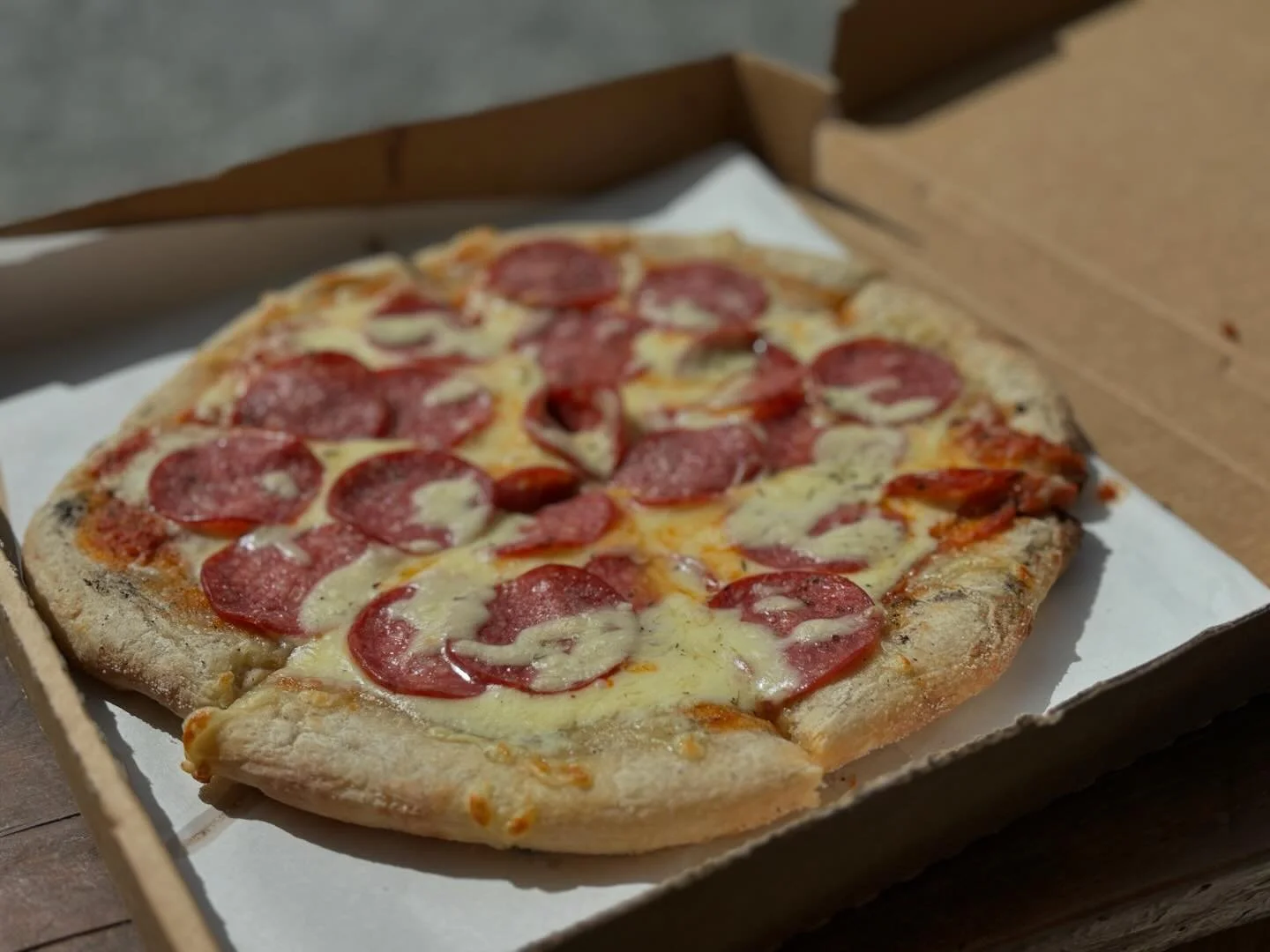 Thank you @taste_revolution for this delicious wood-fired pizza! 🍕😋 Check out the new Restaurant at the @coastmotelandapartments - it gets the thumbs up from @a1m9b9e8r and @preeces_surf too 👍
