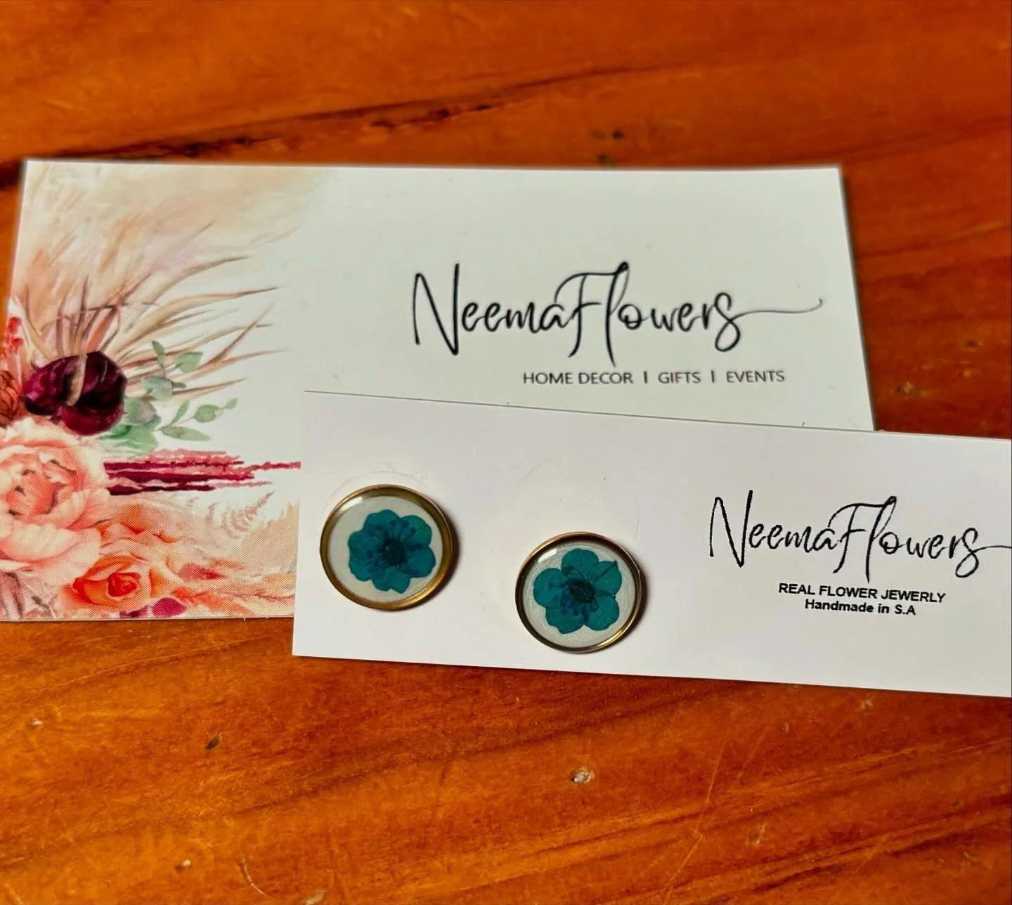 This morning I met the beautiful owner of @neemaflowers at the pop up collab shop in colonnades - a local beautiful young African lady striving to make a living from her work - needless to say I fell in love with her pressed flower jewellery, and tho