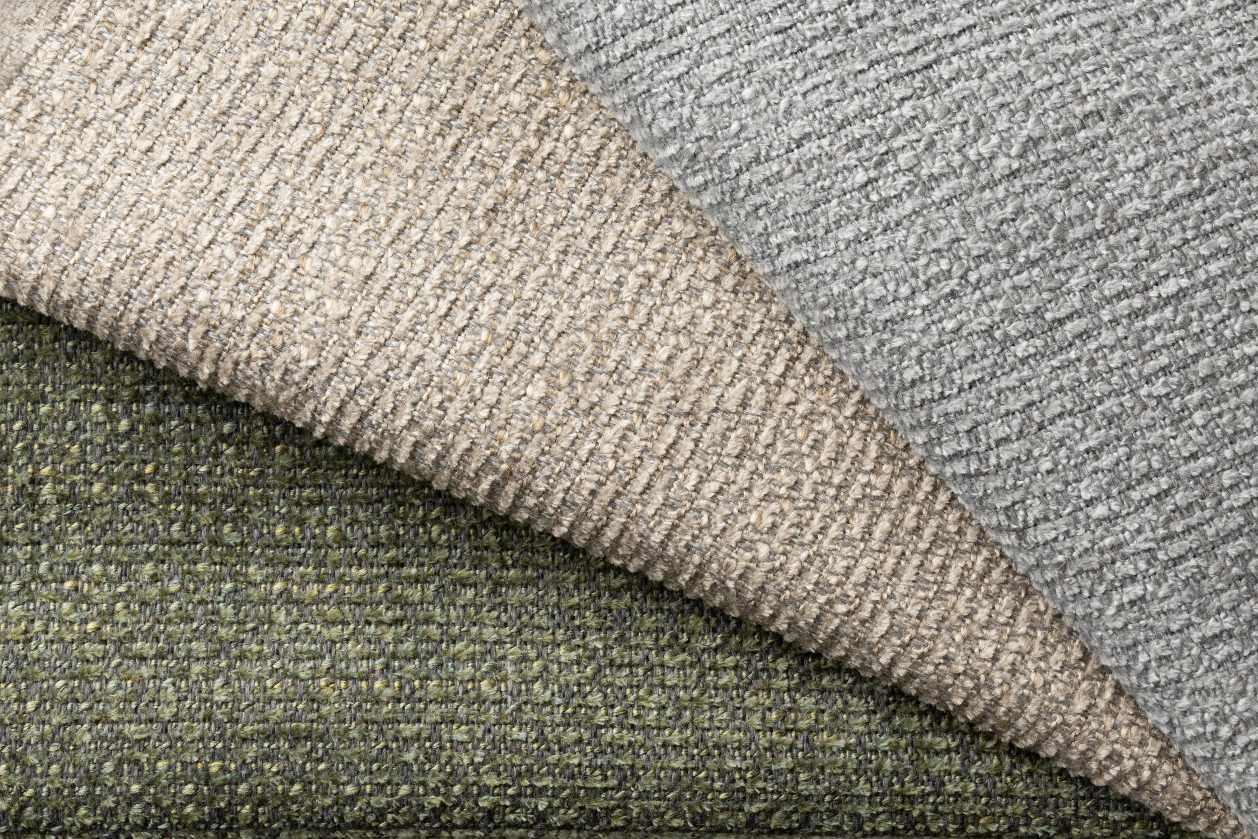 Tre tygbitar i beige, grå och grönt tygstuvor