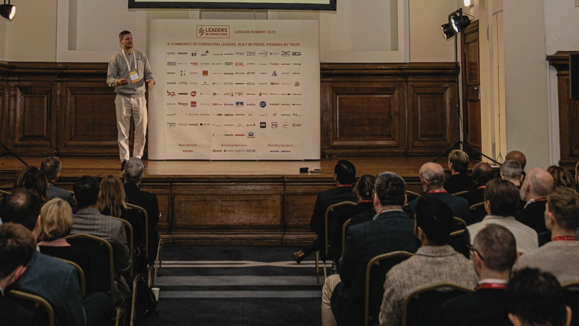 „Maarten Hemmen bei einem Leadership-Workshop für Führungskräfte zum Thema Resilienz und Stressregulation“